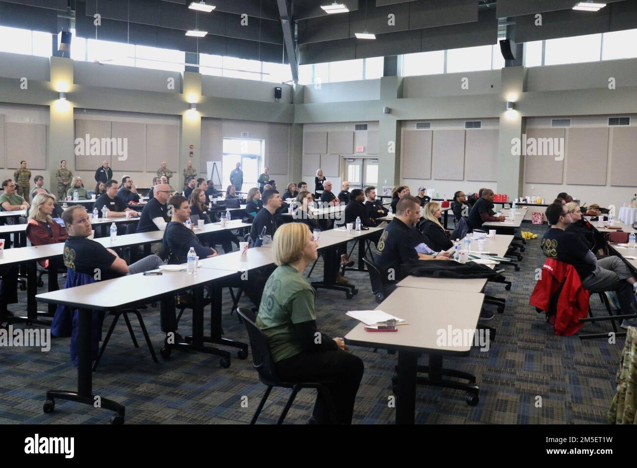 Mitglieder von Leadership Cobb nehmen am Military Day im Clay National Guard Center in Marietta, Georgia, am 9. März 2022 Teil. Mitglieder des Verteidigungsministeriums von Georgia unterrichteten die Teilnehmer über die Missionen und Fähigkeiten der Nationalgarde von Georgia. Stockfoto
