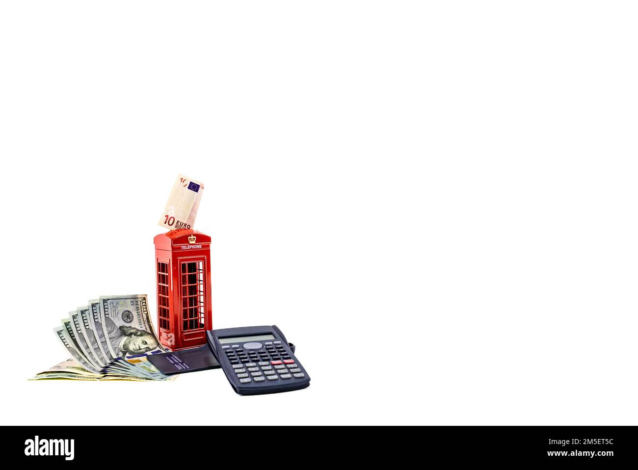 Rote Telefonzelle mit Dollar, Euro und Taschenrechner, Geldkassette london, Penny oder Sparschwein auf weißem Hintergrund. Geld sparen Konzeptidee Foto hd.sparen Stockfoto
