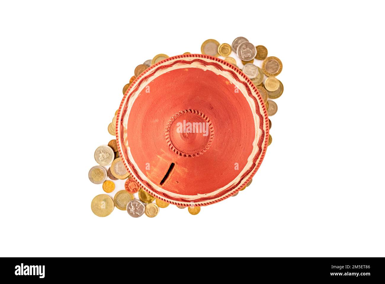 Nahaufnahme Clay Pot Krug Geldkiste, Penny oder Sparschwein. Münzen mit Blick von oben und Tontopf, Geldkassette, traditionelles Design. Geld für die Zukunft sparen. Stockfoto