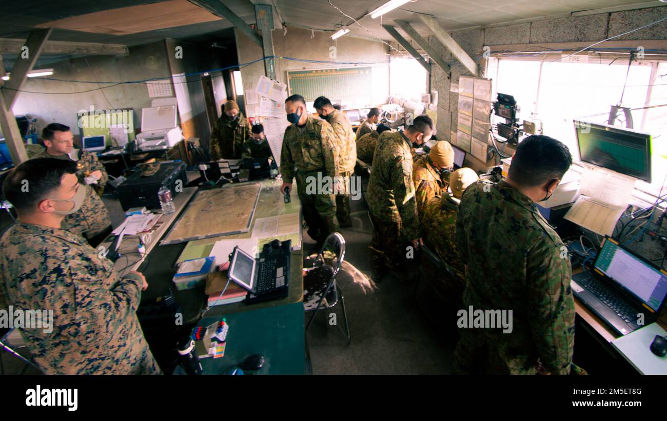 USA Marines mit der 31. Marine Expeditionary Unit (MEU) und Mitgliedern der japanischen Selbstverteidigungskräfte (JSDF) koordinieren Truppenbewegungen in der Kommandozentrale des Camp Takighara in der Präfektur Shizuoka, Japan, am 9. März 2022. Die JSDF und die USA Die Marine Corps nutzen beide das Flugzeug F-35B Lightning II, das eine nahtlose bilaterale Nutzung der Plattform ermöglicht. Die maritime Defense Exercise Amphibious Rapid Deployment Brigade (MDX-ARDB) ist eine bilaterale Übung, die darauf abzielt, die Interoperabilität zu erhöhen und die Beziehungen zwischen den US-amerikanischen und japanischen Streitkräften zur Verteidigung Japans zu stärken. Stockfoto