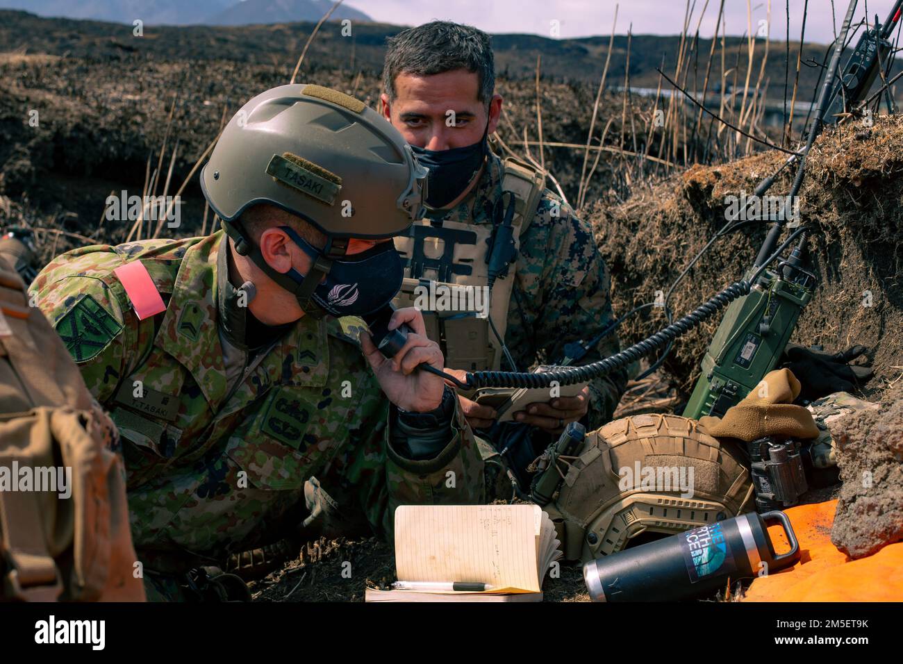 SSGT. Joshua Willson (rechts), 1-2 Team für alle Domäneneffekte, mit 5. Air Naval Gunfire Liaison Company (ANGLICO), 31. Marine Expeditionary Unit (MEU), arbeitet zusammen mit Sergeant 1. Class Tomoya Tasaki (links), Joint Force Coordinator für die Feuerwehr, Japanese Self Defense Force, Leitet eine Feuermission an F-35B Lightning II Kampfpiloten mit Marine Fighter Attack Squadron (VMFA) 121 weiter, die am 9. März 2022 im Combined Arms Training Center (CATC) Camp Fuji, Japan, über uns fliegen. Die JSDF und die USA Die Marine Corps nutzen beide die F-35B Lightning II, um nahtlos bilaterale Flüge zu ermöglichen Stockfoto