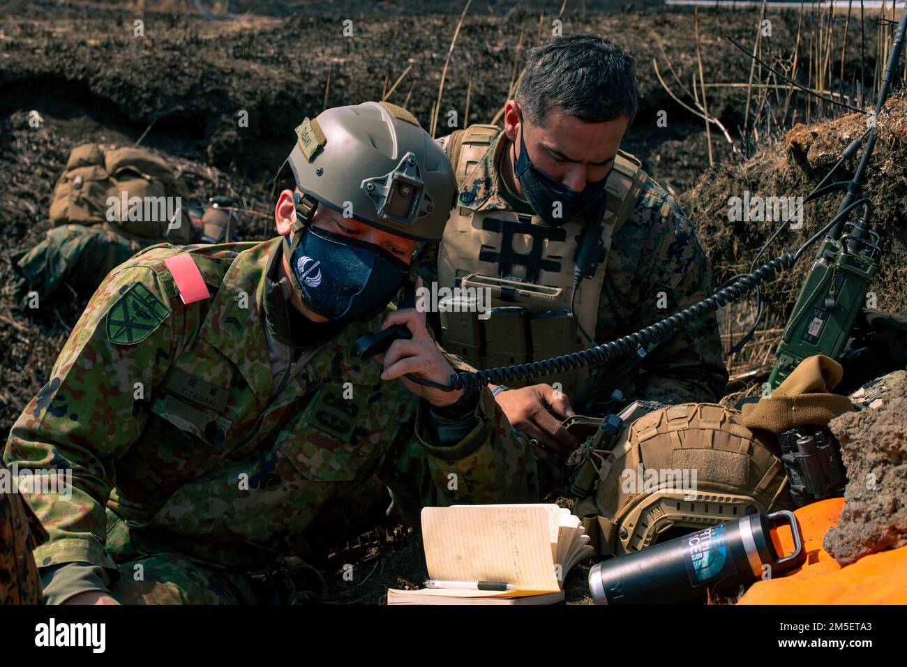 SSGT. Joshua Willson (rechts), 1-2 Team für alle Domäneneffekte, mit 5. Air Naval Gunfire Liaison Company (ANGLICO), 31. Marine Expeditionary Unit (MEU), arbeitet zusammen mit Sergeant 1. Class Tomoya Tasaki (links), Joint Force Coordinator für die Feuerwehr, Japanese Self Defense Force, Leitet eine Feuermission an F-35B Lightning II Kampfpiloten mit Marine Fighter Attack Squadron (VMFA) 121 weiter, die am 9. März 2022 im Combined Arms Training Center (CATC) Camp Fuji, Japan, über uns fliegen. Die JSDF und die USA Die Marine Corps nutzen beide die F-35B Lightning II, um nahtlos bilaterale Flüge zu ermöglichen Stockfoto