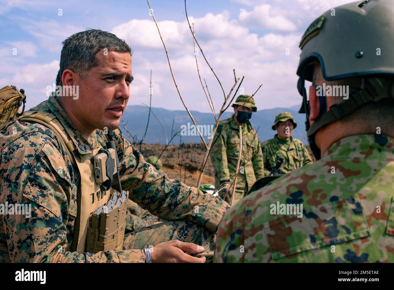 SSGT. Joshua Willson (links), 1-2 Team für alle Domäneneffekte, mit 5. Air Naval Gunfire Liaison Company (ANGLICO), 31. Marine Expeditionary Unit (MEU), arbeitet mit Sergeant 1. Class Tomoya Tasaki (rechts), Joint Force Coordinator für das Feuerwehrkoordinationszentrum, japanische Selbstverteidigungseinheit, Besprechen Sie das Kommunikationsnetzwerk, das Feuermissionen unterstützt, mit den F-35B Lightning II-Kampfpiloten mit dem Marine Fighter Attack Squadron (VMFA) 121, das am 9. März 2022 im Combined Arms Training Center (CATC) Camp Fuji, Japan, über Kopf fliegt. Die JSDF und die USA Das Marine Corps nutzt beide die F-35-Flugzeuge Stockfoto