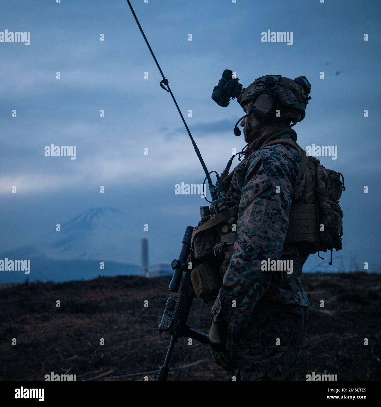 USA Captain des Marine Corps Brent Jacobs, ein Kommandeur des Battalion Landing Team 1/5, 31. Marine Expeditionary Unit (MEU), untersucht das Gelände während einer Übungsübung für Luftangriffe im Combined Arms Training Center (CATC) Camp Fuji, Japan, 9. März 2022. Die Übung wurde durchgeführt, um Kenntnisse in der schnellen Ergreifung und Verteidigung von Schlüsselgelände zu entwickeln. Die maritime Defense Exercise Amphibious Rapid Deployment Brigade (MDX-ARDB) ist eine bilaterale Übung, die darauf abzielt, die Interoperabilität zu erhöhen und die Beziehungen zwischen den US-amerikanischen und japanischen Streitkräften zur Verteidigung Japans zu stärken. Stockfoto