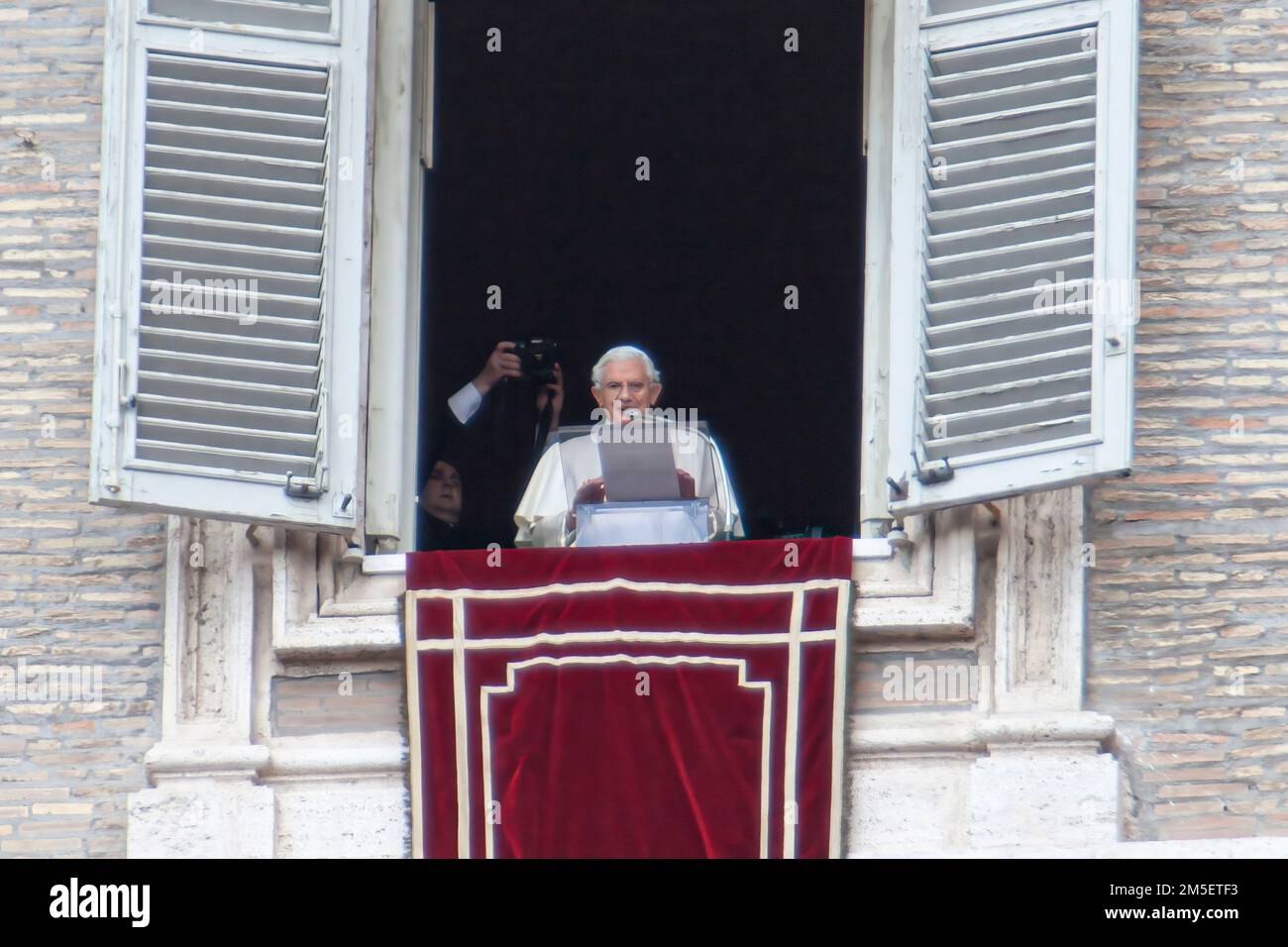 Rom, Italien, Februar 24 ,2013 - der letzte Angelus von Papst Benedikt XVI. Bevor er das Pontifikat zugunsten von Papst Franziskus verlässt. Danksagungen: Luigi de Pompeji/Alamy Stock Foto Stockfoto