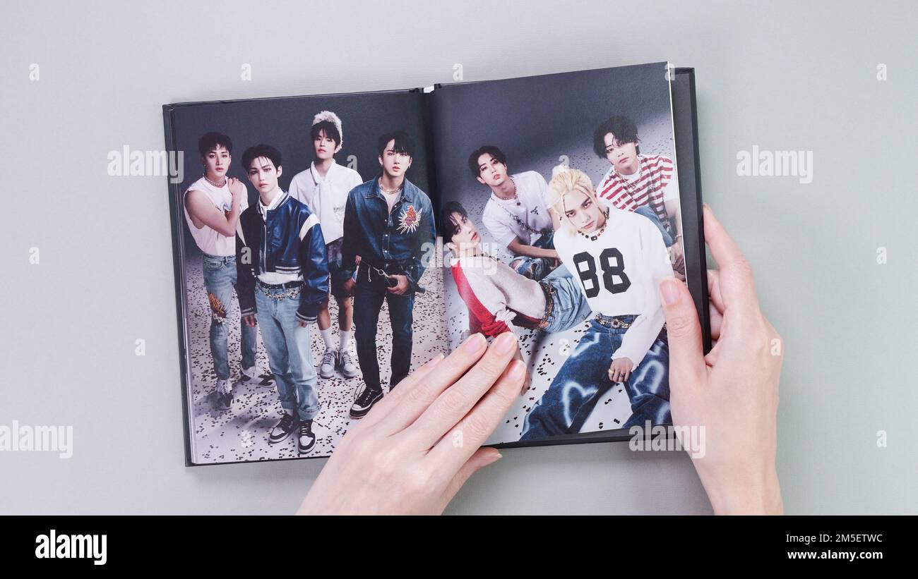 Fan Hold Stray Kids MAXIDENT Mini Album Fotobuch auf Grau. Musik-CD. Südkoreanische Boyband StrayKids. Platz für Text. Gatineau, QC Kanada – Dezembe Stockfoto
