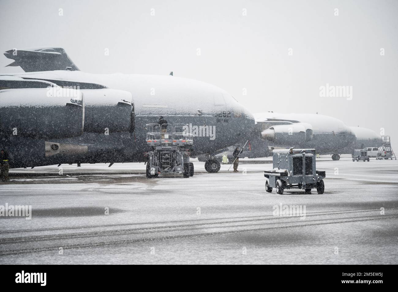 Flugzeuge, die dem 911. Aircraft Maintenance Squadron zugeteilt sind, bereiten einen C-17 Globemaster III für einen Motorentest an der Pittsburgh International Airport Air Reserve Station, Pennsylvania, 9. März 2022 vor. Flugzeuge führen routinemäßige Wartungsarbeiten an Flugzeugen durch, die durch verschiedene Wetterbedingungen gewährleistet werden, um die Einsatzbereitschaft und Einsatzbereitschaft zu gewährleisten. Stockfoto