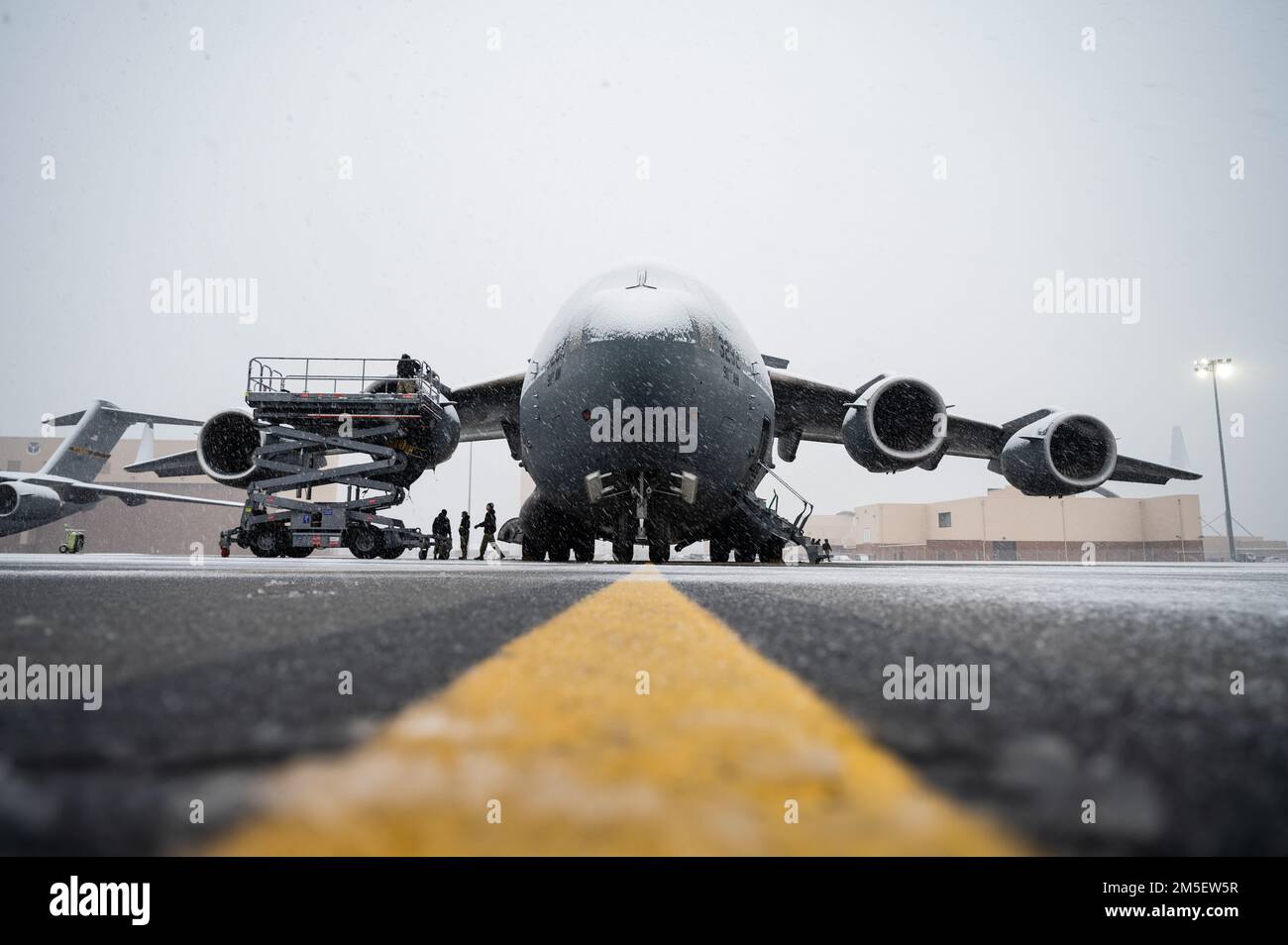 Flugzeuge, die dem 911. Aircraft Maintenance Squadron zugeteilt sind, bereiten einen C-17 Globemaster III für einen Motorentest an der Pittsburgh International Airport Air Reserve Station, Pennsylvania, 9. März 2022 vor. Flugzeuge führen routinemäßige Wartungsarbeiten an Flugzeugen durch, die durch verschiedene Wetterbedingungen gewährleistet werden, um die Einsatzbereitschaft und Einsatzbereitschaft zu gewährleisten. Stockfoto