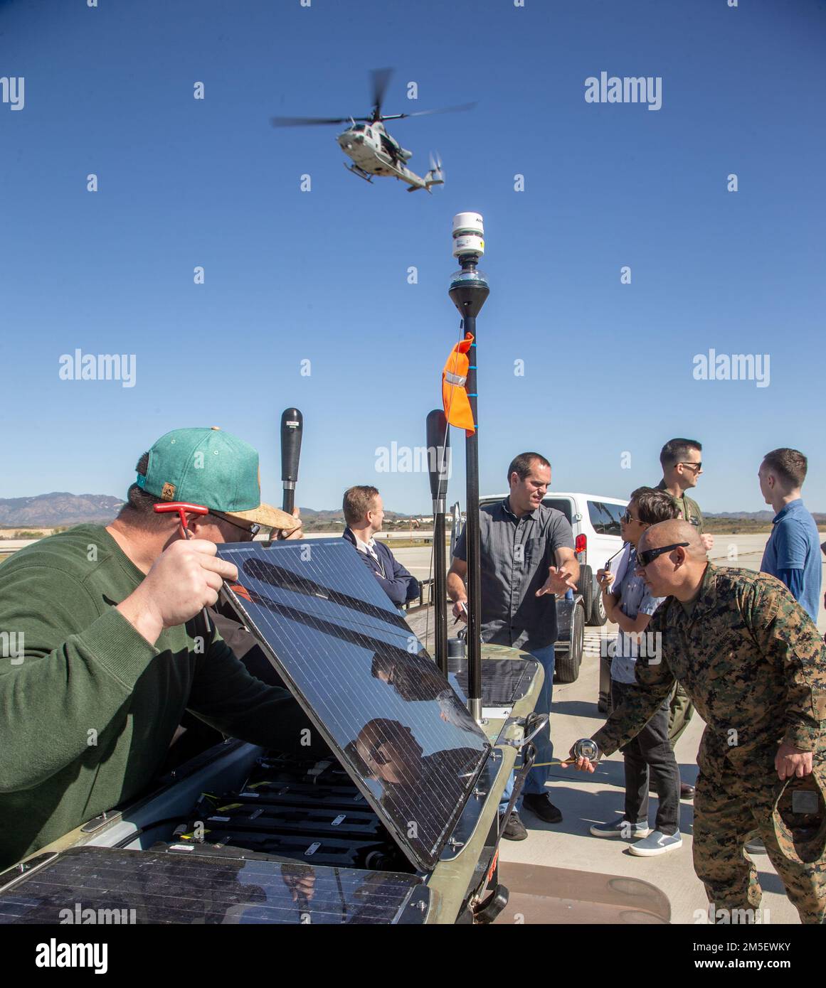 Ingenieure vom Naval Information Warfare Center weisen die USA an Marines, wie der Wave Glider, ein autonomes, unbemanntes Landfahrzeug, am Marine Corps Air Station Camp Pendleton, Kalifornien, 9. März 2022 funktioniert. Der Wave Glider ist ein unbemanntes Bodenfahrzeug mit persistenten autonomen Sensoren, die Daten empfangen und senden und so eine stärkere maritime Dominanz zur Unterstützung des Expeditionary Advanced Base Operations bieten. Durch die Bereitstellung von Wave Gliders wird die Transportzeit zum Einsatzort drastisch verkürzt. Stockfoto