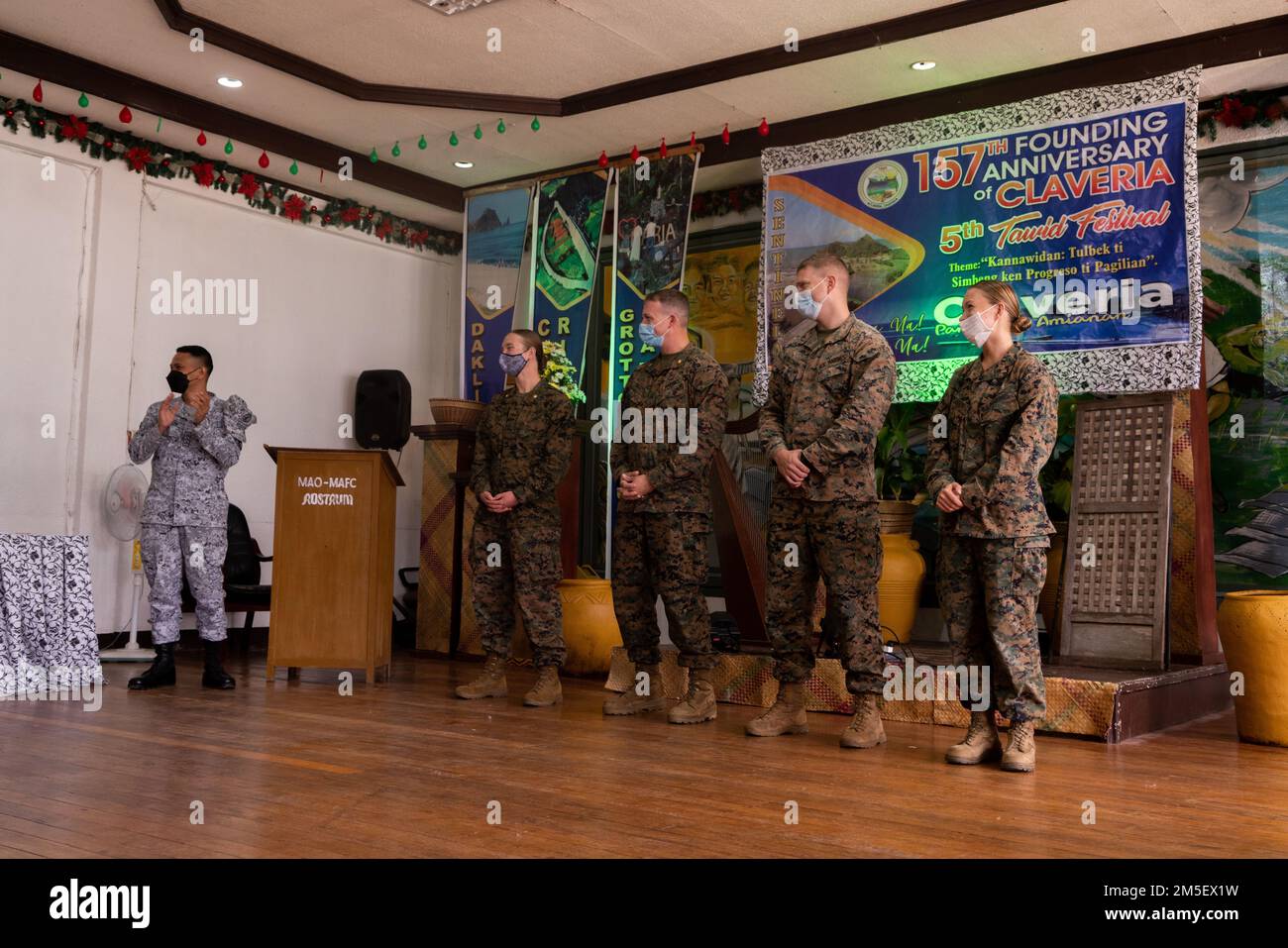 USA Marines mit der 3D. Marine Division und der 3D. Civil Affairs Group wurden von der örtlichen Gemeinde anlässlich eines städtischen Gründungsjahrs anlässlich des Balikatan 22 im Claveria Town Hall, Claveria, Cagayan, Philippinen, 9. März, anerkannt und geehrt. 2022. Balikatan, Tagalog für "Schulter-an-Schulter", ist eine seit langem bestehende bilaterale Übung zwischen den Philippinen und den Vereinigten Staaten, die die tief verwurzelte Partnerschaft zwischen beiden Ländern hervorhebt. Balikatan 22 fällt mit dem 75. Jahrestag der US-philippinischen Sicherheitskooperation und der gemeinsamen Verpflichtung zur Förderung von Frieden und Stabilität in der Indo zusammen Stockfoto