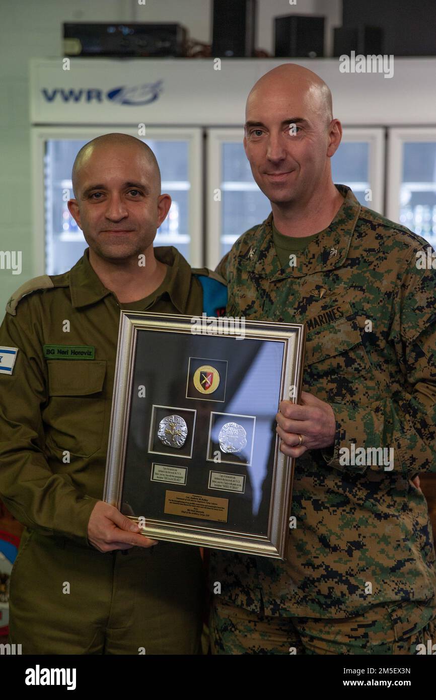 USA Oberst Andrew Kelley, Befehlshaber des 10. Marineregiments, der 2D. Marine Division und der Brigade der israelischen Verteidigungskräfte (IDF). Gen. Neri Horoviz, Leiter der Artillerie der IDF, posiert für ein Foto bei einem Besuch von IDF-Führern in Camp Lejeune, North Carolina, am 9. März 2022. Zweck der Begehung war der Austausch von Einsatzüberlegungen für die Feuerwehr und Best Practices für die Artillerie. Stockfoto