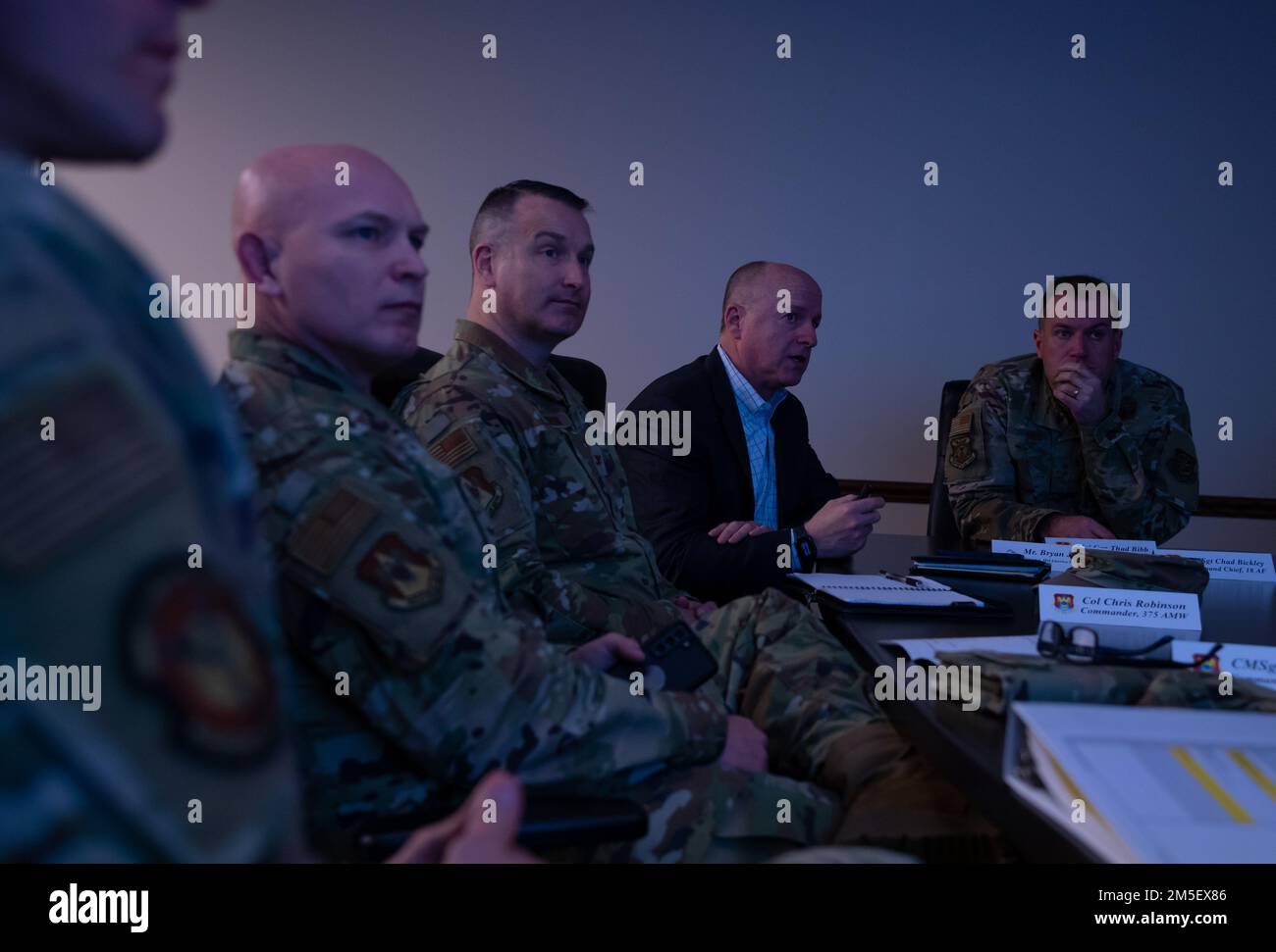 Herr Bryan Johnson, Direktor des Flughafens MidAmerica St Louis, informiert Generalmajor Kenneth T. BIBB, 18. Luftwaffenkommandant, über die Erweiterung und Verbesserung des Terminals während eines Besuchs auf dem Luftwaffenstützpunkt Scott am 9. März 2022. Während des Besuchs trafen sich BIBB und Bickley mit dem Personal des Teams Scott, um mehr über die einzigartige Luftmobilitätsmission des Flügels zu erfahren. MidAmerica ist ein gemeinsam genutzter Flughafen, der direkt mit Scott AFB verbunden ist. Stockfoto