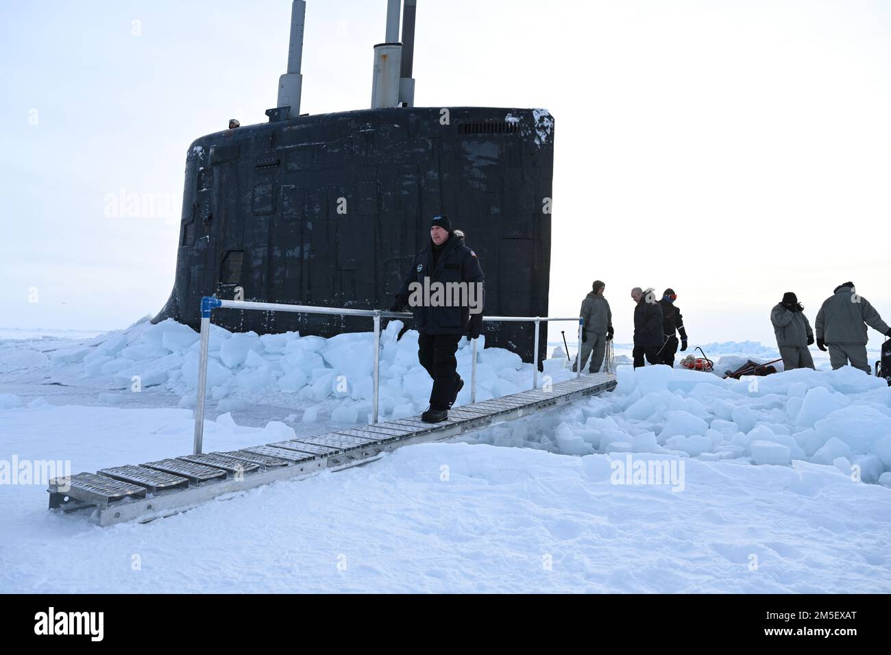 BEAUFORT SEA (9. MÄRZ 2022) - USA Generalleutnant David A. Krumm, Befehlshaber der US-Luftwaffe Das Alaskan Command (ALCOM) des Northern Command überquert die Stirn auf ein Eisblech des Arktischen Ozeans, nachdem es während der Ice Exercise (ICEX) 2022 der Navy das Schnellangriff-U-Boot USS Illinois (SSN 786) der Virginia-Klasse besucht hat. Neben der Position des ALCOM-Befehlshabers ist Krumm Befehlshaber des nordamerikanischen Luft- und Raumfahrtkommandos Alaskas und der Elften Luftwaffe der Pacific Air Forces. ICEX 2022 ist eine dreiwöchige Übung, die es der Marine ermöglicht, ihre Einsatzbereitschaft in der Arktis zu bewerten, Expe zu erhöhen Stockfoto