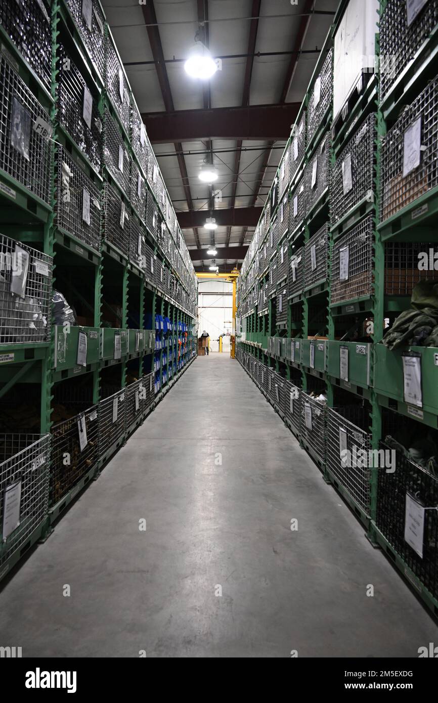 Ein Blick auf die gelagerte Ausrüstung in der New York Army National Guard Central Issue Facility im Watervliet Arsenal in Watervliet New York am 9. März 2022. Lieferung NCO aus dem ganzen Staat können Ausrüstung und Uniformen von der Einrichtung beziehen, um den Bedarf ihrer Einheiten zu decken. Stockfoto Ein Blick auf die gelagerte Ausrüstung in der New York Army National Guard Central Issue Facility im Watervliet Arsenal in Watervliet New York am 9. März 2022. Lieferung NCO aus dem ganzen Staat können Ausrüstung und Uniformen von der Einrichtung beziehen, um den Bedarf ihrer Einheiten zu decken. Stockfoto