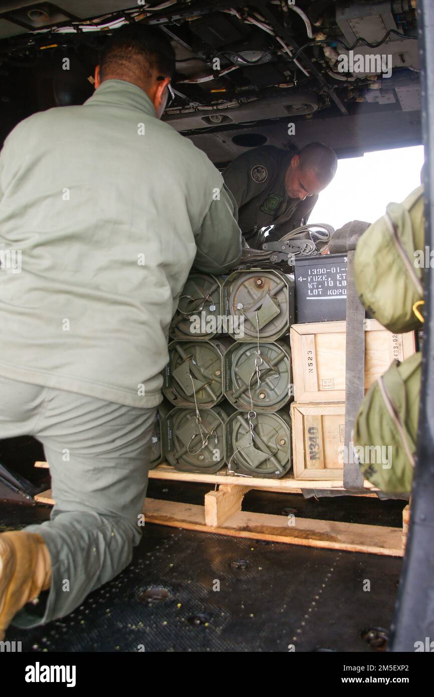 USA Marines mit 1. Bataillon, 12. Marines, 3D Marine Division und Marine Light Attack Helicopter Squadron 367 laden Artilleriewaffen auf ein UH-1Y Gift während Spartan Fury 22,1 in Pohakuloa Training Area, Hawaii, 9. März 2022. Spartan Fury ist eine Übung auf Bataillonsebene, die dazu dient, die Langstreckenkommunikation zu verfeinern, durch Integration von Marinebeständen, Missionsabwicklung vom Bataillon bis zu den Abschussabschnitten und durch Futtersuche im 21. Jahrhundert. Stockfoto