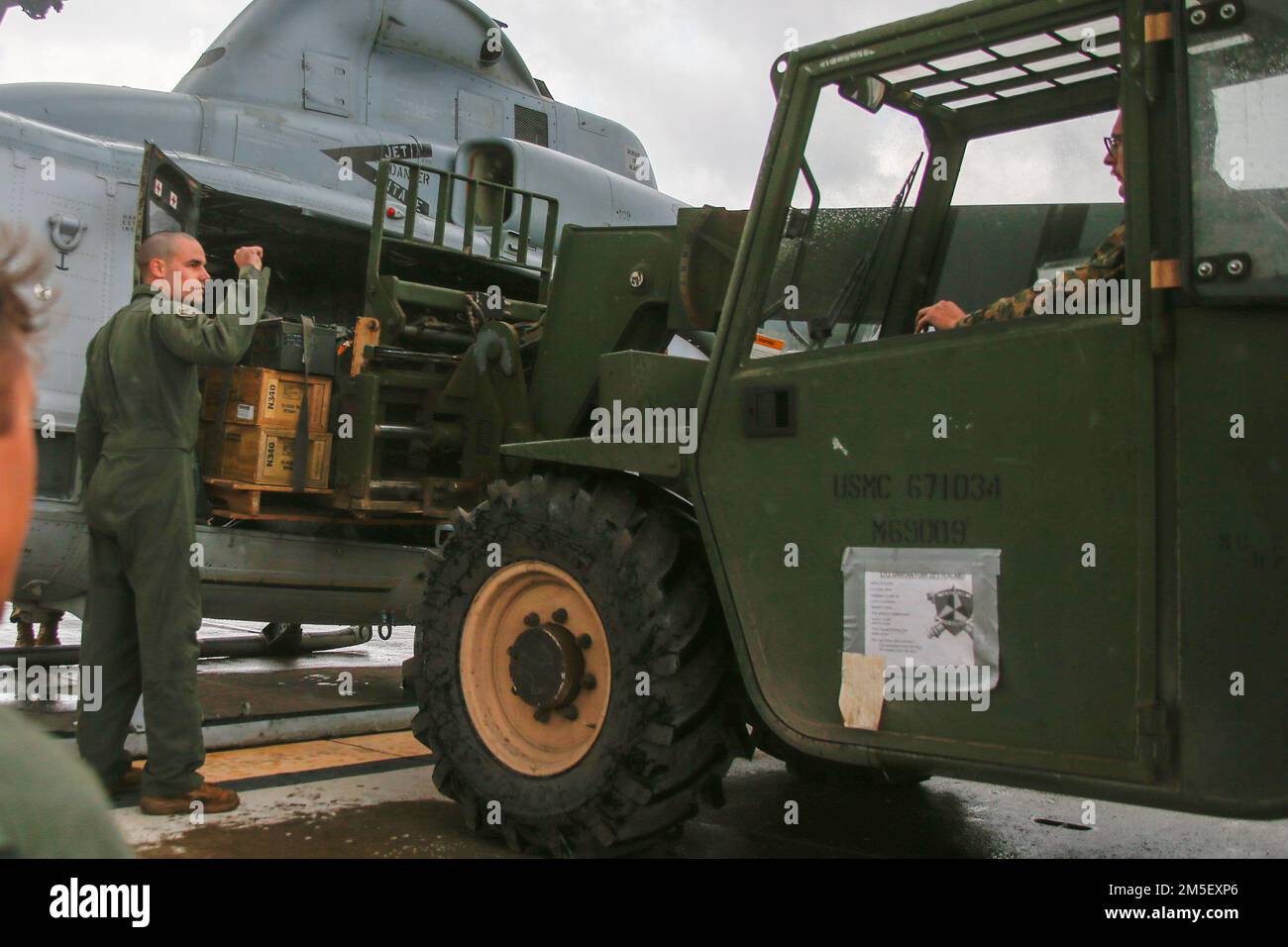 USA Marines mit 1. Bataillon, 12. Marines, 3D Marine Division und Marine Light Attack Helicopter Squadron 367 laden Artilleriewaffen auf ein UH-1Y Gift während Spartan Fury 22,1 in Pohakuloa Training Area, Hawaii, 9. März 2022. Spartan Fury ist eine Übung auf Bataillonsebene, die dazu dient, die Langstreckenkommunikation zu verfeinern, durch Integration von Marinebeständen, Missionsabwicklung vom Bataillon bis zu den Abschussabschnitten und durch Futtersuche im 21. Jahrhundert. Stockfoto