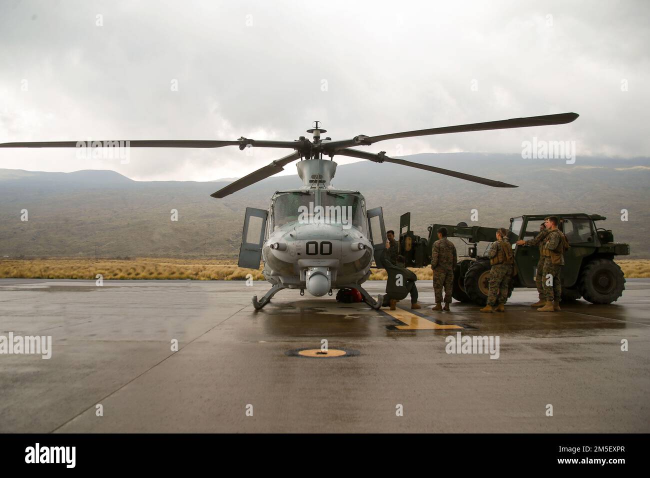 USA Marines mit 1. Bataillon, 12. Marines, 3D Marine Division und Marine Light Attack Helicopter Squadron 367 laden Artilleriewaffen auf ein UH-1Y Gift während Spartan Fury 22,1 in Pohakuloa Training Area, Hawaii, 9. März 2022. Spartan Fury ist eine Übung auf Bataillonsebene, die dazu dient, die Langstreckenkommunikation zu verfeinern, durch Integration von Marinebeständen, Missionsabwicklung vom Bataillon bis zu den Abschussabschnitten und durch Futtersuche im 21. Jahrhundert. Stockfoto