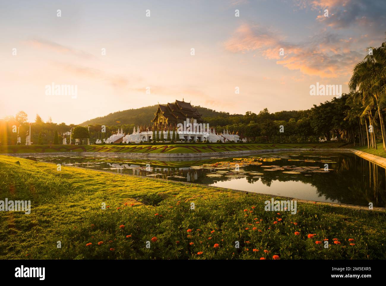 Royal Flora Ratchaphruek Park. Der Tempel des Großen Pavillons oder der Tempel von Hor kam Luang bei schönem Sonnenuntergang. Chiang Mai, Thailand Stockfoto