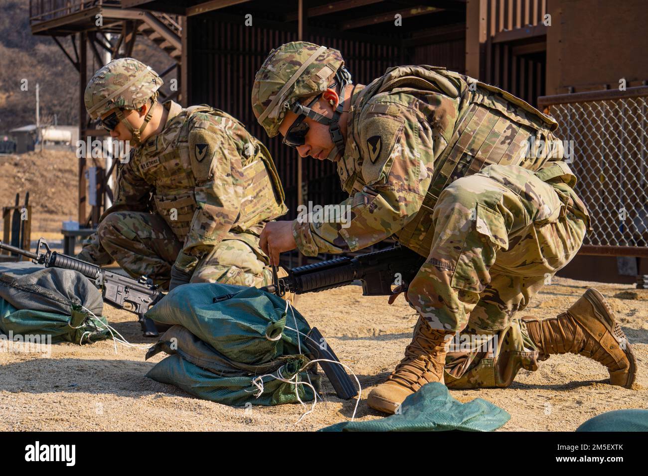 220309-A-DZ781-0005 Südkorea (9. März 2022) (MCM 13) 9. März 2022. PFC Min Seon Choi, eine Südkorea Katusa und PFC. Haniel Pineda fixiert Waffen auf einem Schießstand während des Camp Casey Soldier of the Year Wettbewerbs. Der Soldier of the Year-Wettkampf führt die USA an Soldaten der Armee und Verbündete kämpfen gegeneinander in einem Wettstreit von Kampfbereitschaft Aufgaben und Übungen, die die Gegner sowohl physisch als auch mental auf die Probe stellen Stockfoto