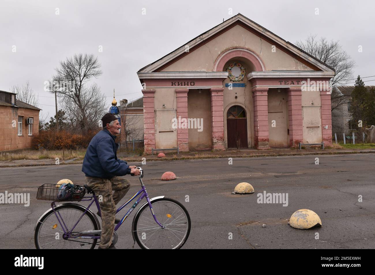 24. November 2022, Snihurivka, Oblast Mykolaiv, Ukraine: Eine kleine Stadt von Snihurivka nach der Befreiung von der russischen Besatzung. Eine strategisch wichtige Stadt, die an den Grenzen der Regionen Mykolaiv und Kherson liegt, mit Autobahnen und Eisenbahnstrecken, die Snihurivka mit der benachbarten Oblast-Hauptstadt Kherson verbinden. Stockfoto