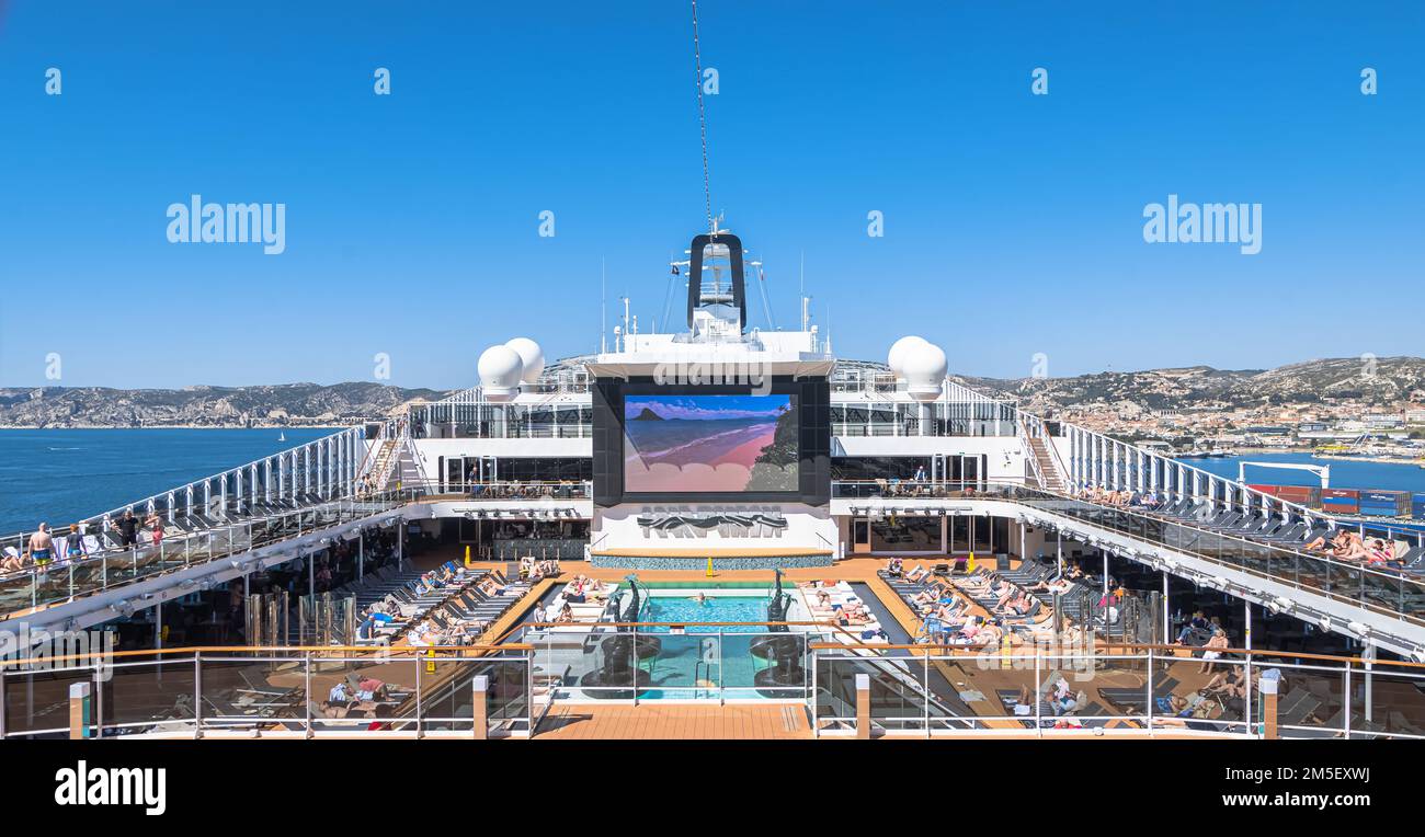 Marseille, Frankreich - 30. März 2019 : Ansicht des Kreuzfahrtschiffs MSC Bellissima am Terminal des Hafens von Marseille, Schiff der Firma MSC Cruises. Stockfoto