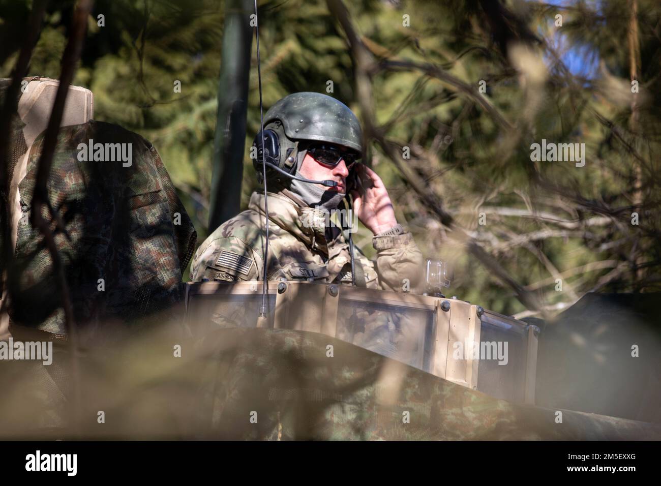USA Armeestaff Sergeant Ryan Stull, zugewiesen zum 2. Bataillon, 34. Panzerregiment, 1. Panzerbrigade-Kampfteam, 1. Infanteriedivision, sieht aus einem Kampffahrzeug von Bradley, 9. März 2022, im Militärgebiet von Hradiště im Nordwesten der Tschechischen Republik. Der 2/34. nimmt derzeit an der multinationalen Übung, dem Saber-Streik 22, Teil, die die inhärente Flexibilität der Boden- und Luftstreitkräfte hervorhebt, um schnell auf Krisen zu reagieren und die richtige Präsenz dort zu ermöglichen, wo wir sie brauchen, wann wir sie brauchen. Stockfoto