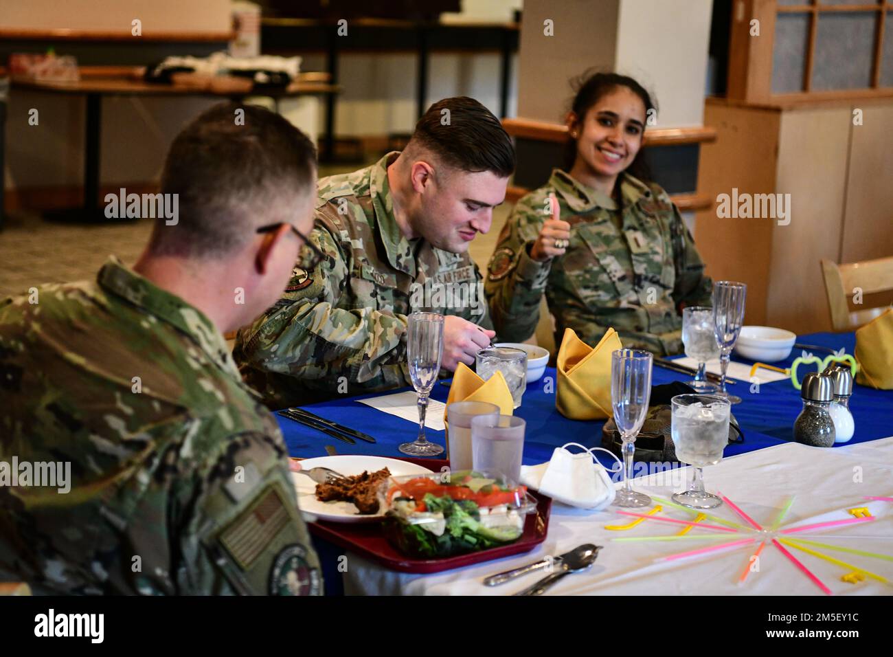 Flugzeuge des 8. Kampfflügels genießen eine Mahlzeit während einer Geburtstagsveranstaltung auf dem Luftwaffenstützpunkt Kunsan, Republik Korea, 9. März 2022. Die 8. Streitkräfte-Staffel veranstaltete die Geburtstagsfeier für die Mitglieder des Wolf Pack. Stockfoto