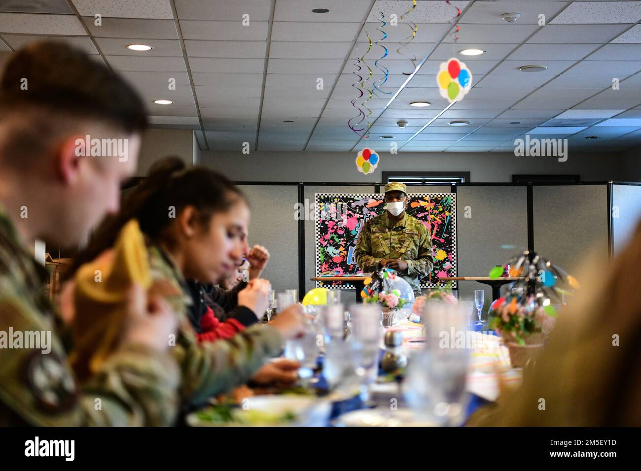 Staff Sgt. Jabriel Reynolds, 8. Forces Support Squadron Dining Facility Schichtleiter, hält eine Rede während einer Geburtstagsveranstaltung auf dem Kunsan Air Base, Republik Korea, 9. März 2022. Der FSS 8. veranstaltete die Geburtstagsfeier für die Mitglieder des Wolf Pack. Stockfoto