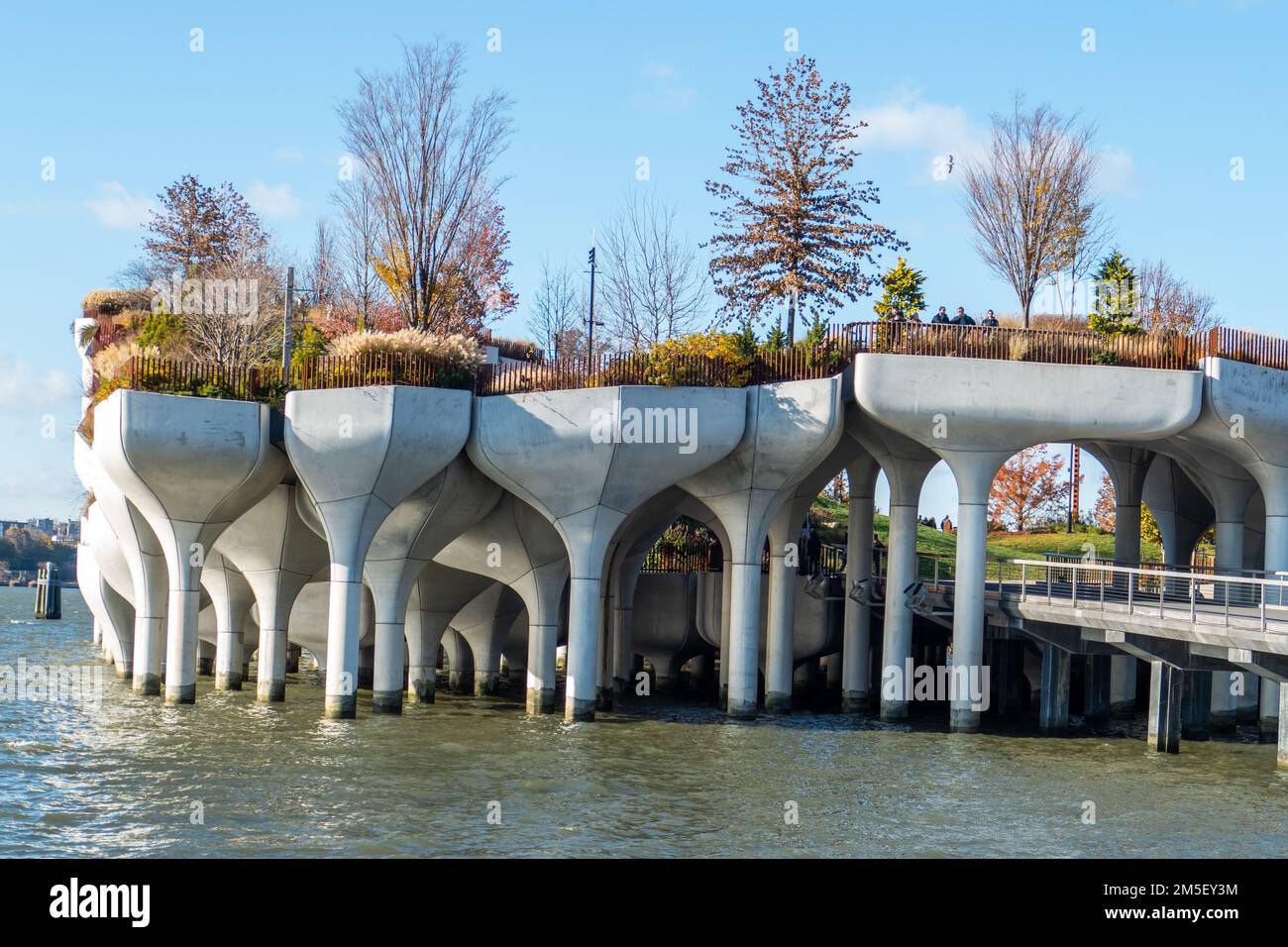 Little Island ist ein neuer öffentlicher Park, in dem alle New Yorker und Besucher Natur und Kunst in einer einzigartigen urbanen Oase am Hudson River erleben können Stockfoto