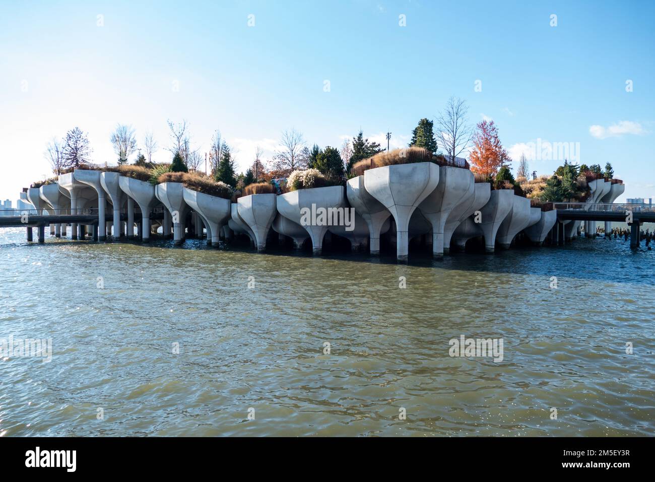 Little Island ist ein neuer öffentlicher Park, in dem alle New Yorker und Besucher Natur und Kunst in einer einzigartigen urbanen Oase am Hudson River erleben können Stockfoto