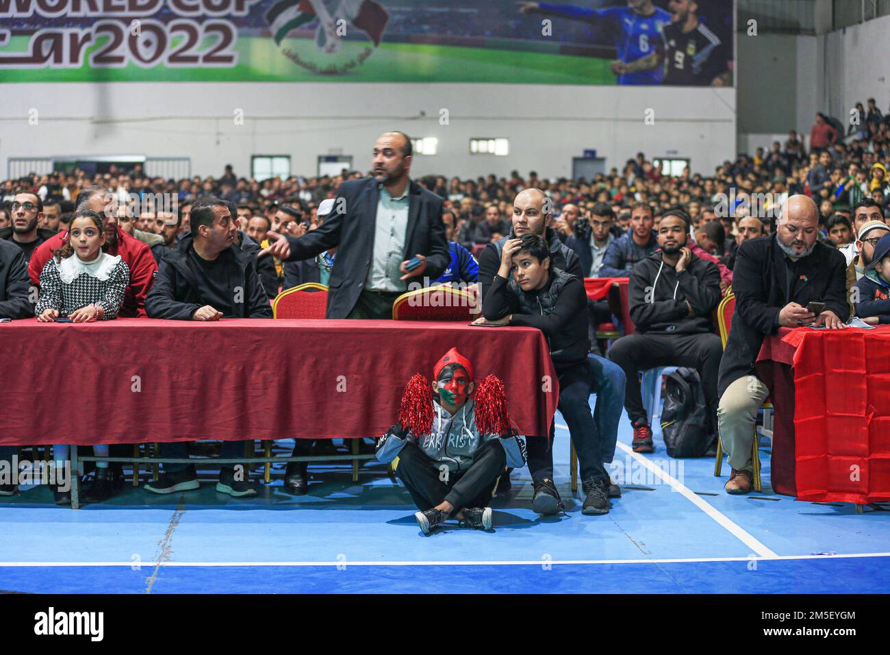 Palästinensische Fußballfans heben die nationale und marokkanische Flagge, wenn sie den Sieg Marokkos beim Fußballspiel der Katar-Weltmeisterschaft 2022 gegen Portugal in Gaza-Stadt 16 feiern. Palästina. Stockfoto