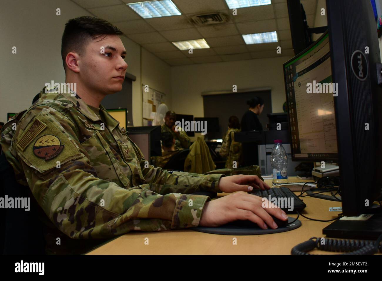 USA Air Force Senior Airman Evan Boss, 379. Expeditionary Comptroller Squadron Budget Analyst, geht eine Budgettabelle auf der Al Udeid Air Base, Katar, 9. März 2022 durch. Der 379. ECPTS verwaltet ein Budget von mehreren Millionen Dollar für die Installation. Stockfoto