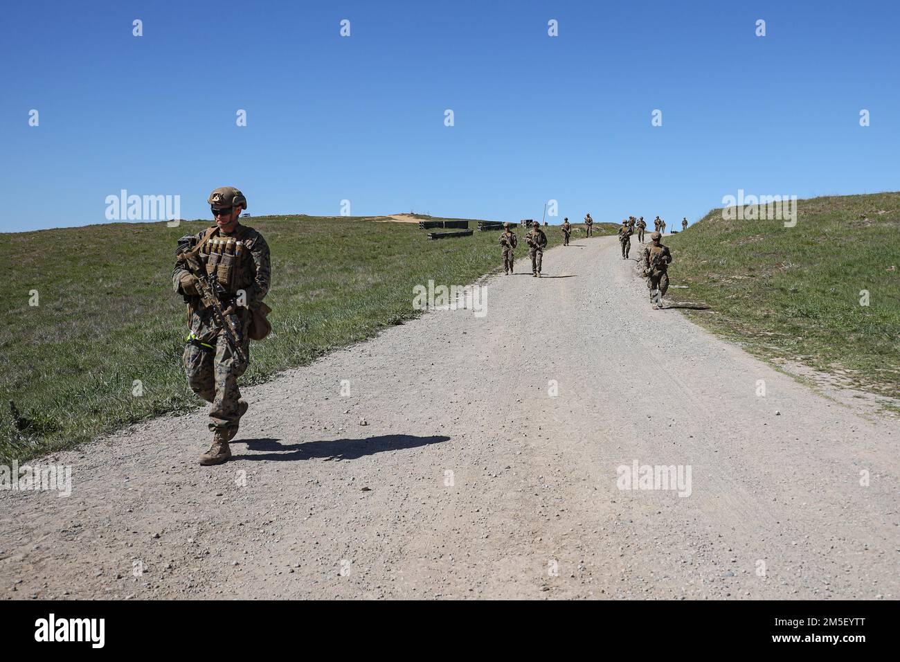 USA Marines mit 3D. Bataillon, 1. Marineregiment (3/1), 1. Marinedivision, patrouillieren während einer Feldübung des 3/1. Bataillons auf Range 800 im Marinekorps-Basislager Pendleton, Kalifornien, 9. März 2022. Der FEX 3/1 wurde entwickelt, um die Kampffähigkeit und die Reaktionsfähigkeit des Bataillons im Hinblick auf künftige Einsätze zu verbessern. Stockfoto