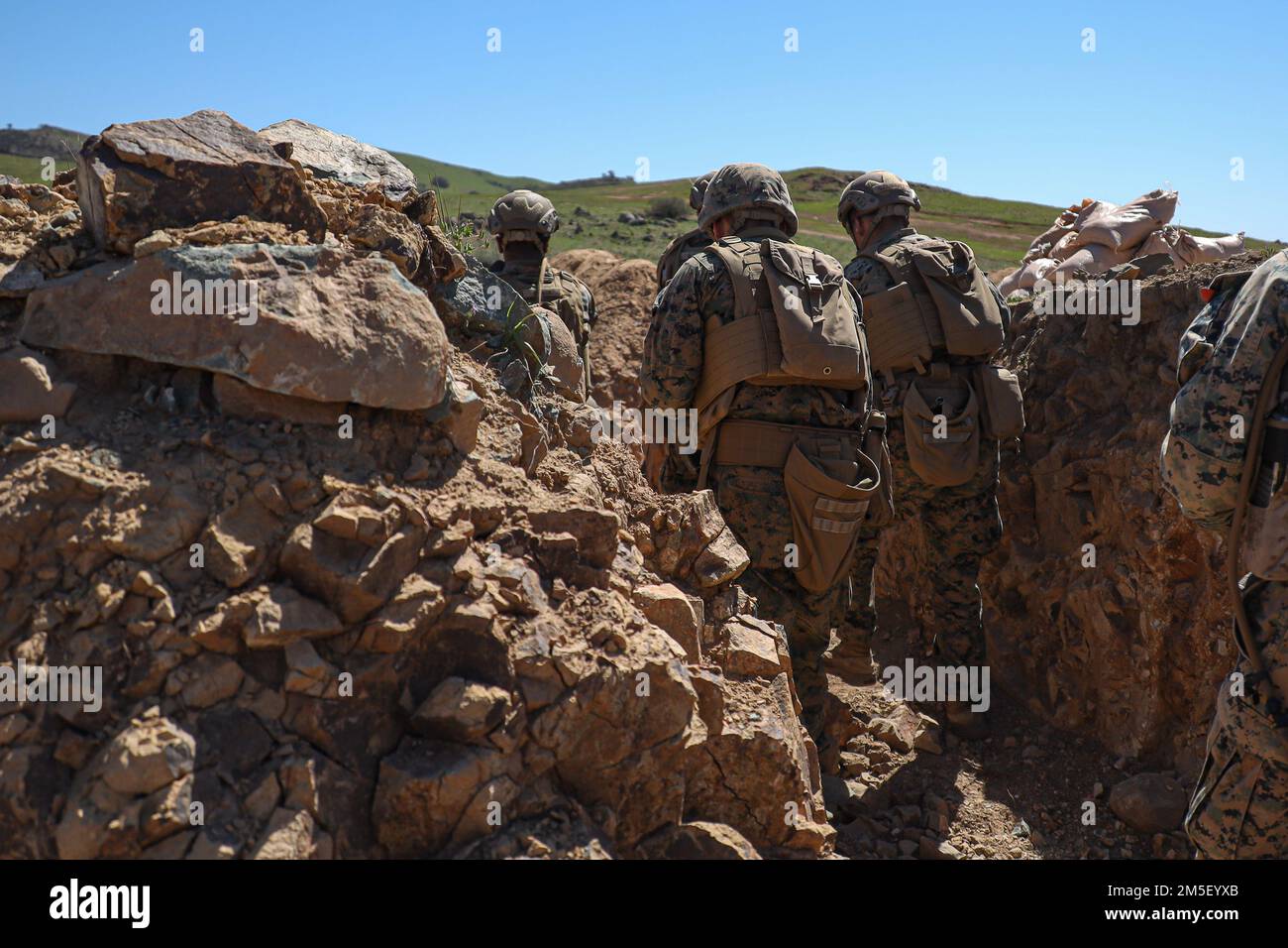 USA Marines mit 3D. Bataillon, 1. Marineregiment (3/1), 1. Marinedivision, räumen einen Graben während einer Feldübung des 3/1. Bataillons auf Range 800 im Marinekorps-Basislager Pendleton, Kalifornien, 9. März 2022. Der FEX 3/1 wurde entwickelt, um die Kampffähigkeit und die Reaktionsfähigkeit des Bataillons im Hinblick auf künftige Einsätze zu verbessern. Stockfoto