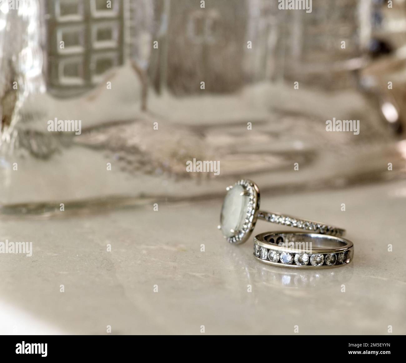 Nahaufnahme eines Diamanten-Eherings und Verlobungsrings in weißem Gold Stockfoto