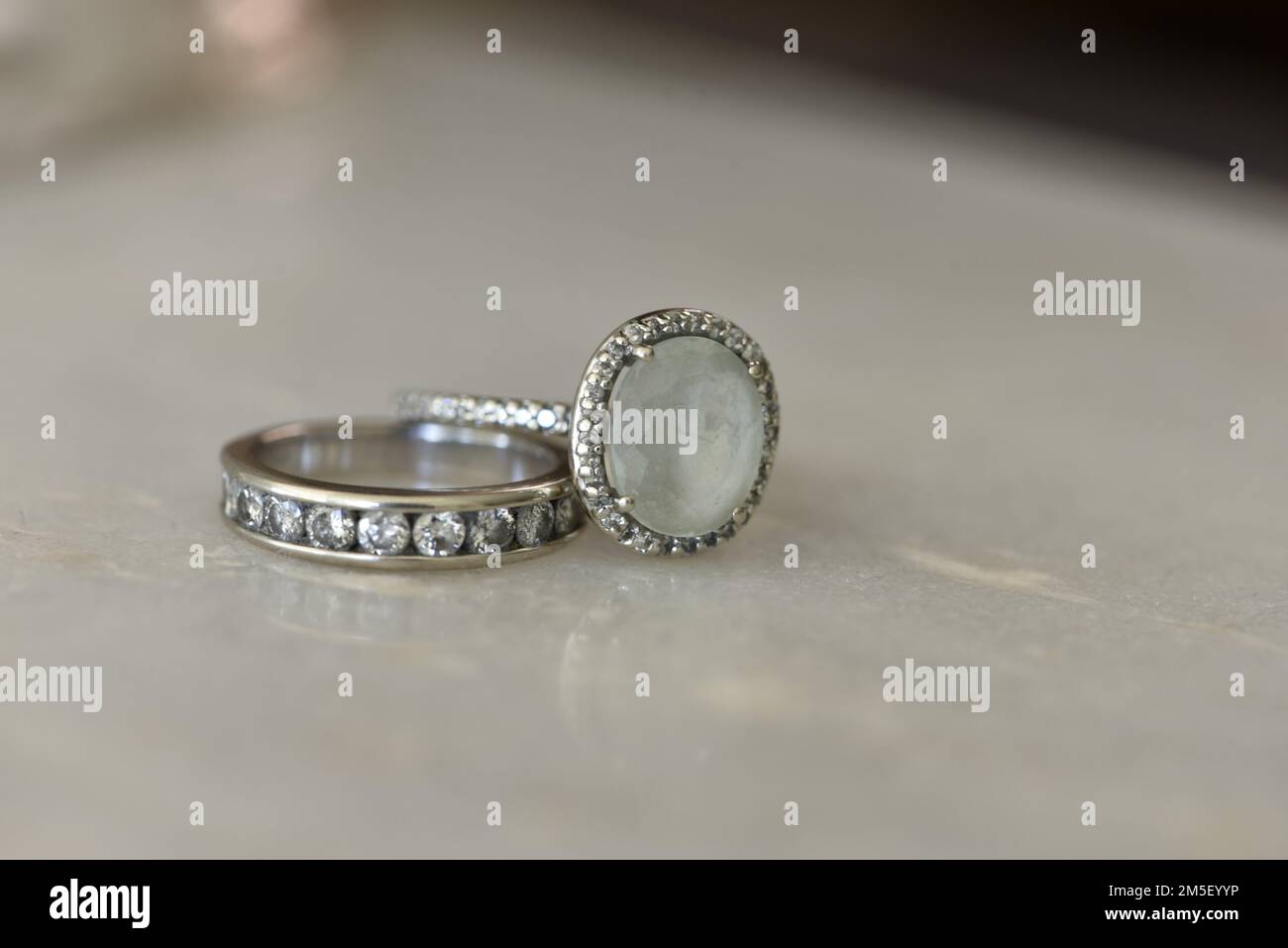 Nahaufnahme eines Diamanten-Eherings und Verlobungsrings in weißem Gold Stockfoto