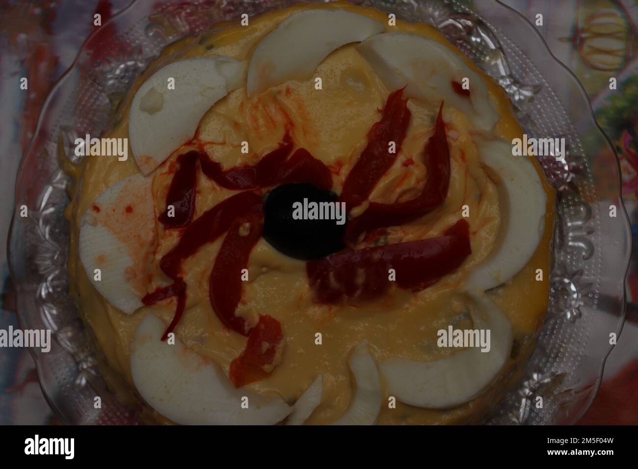 Rumänische Speiseplatte speziell für Silvester. Auf diesem Teller gibt es verschiedene Arten von Fleisch, Käse und Würstchen Stockfoto