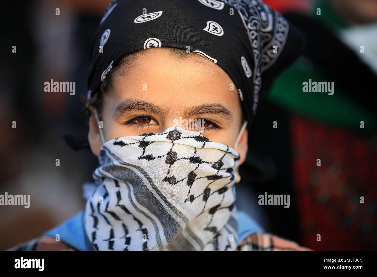 Palästinensische Anhänger der Popular Front for the Liberation of Palestine (PFLP) tragen karierte "Kafiyeh"-Kopfschmuck, wenn sie in Gaza feiern. Palästina. Stockfoto