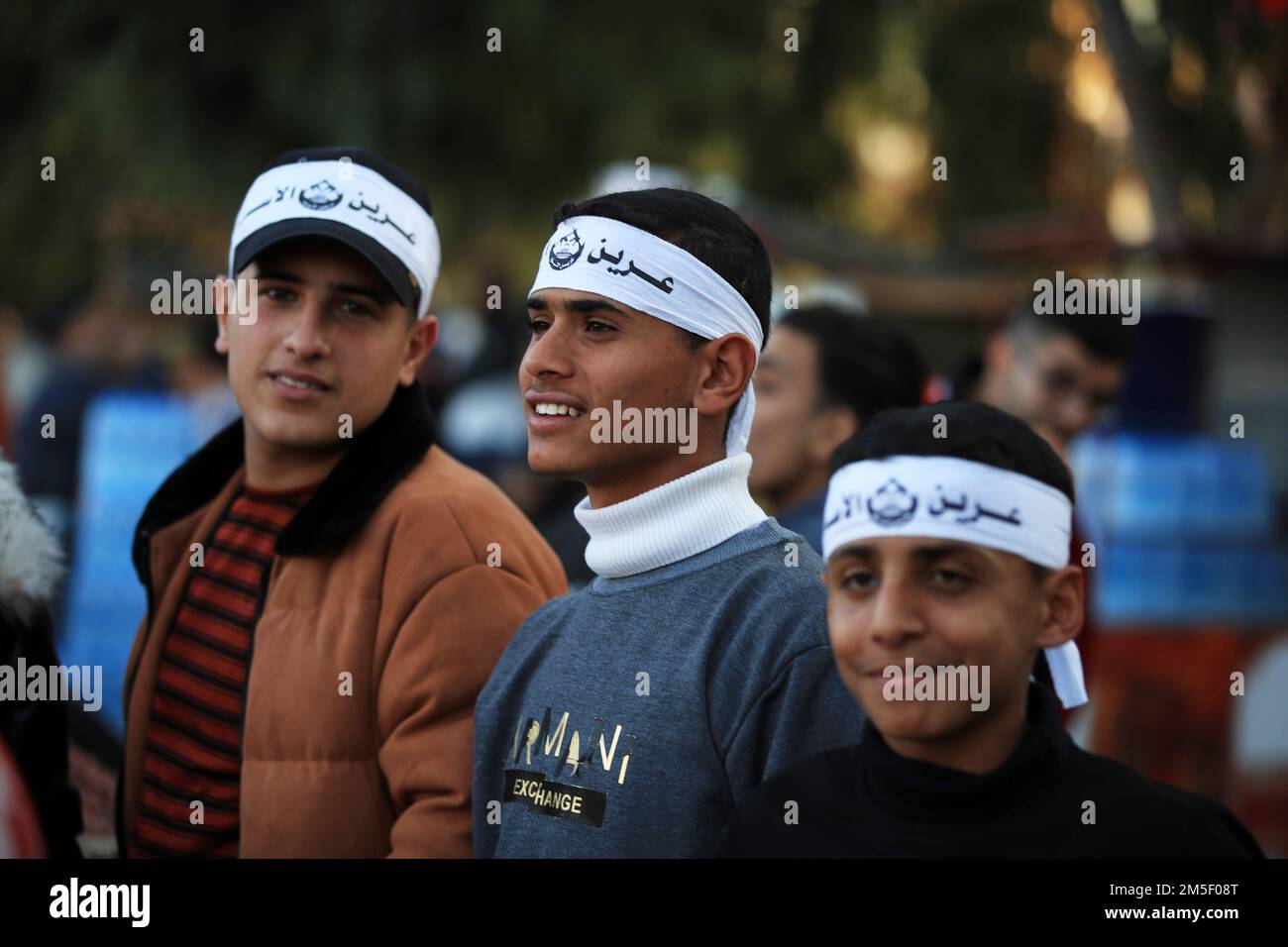 Palästinensische Anhänger der Popular Front for the Liberation of Palestine (PFLP) tragen karierte "Kafiyeh"-Kopfschmuck, wenn sie in Gaza feiern. Palästina. Stockfoto