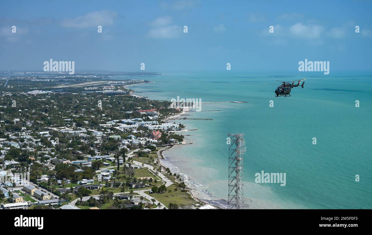 220309-N-IW125-1192 KEY WEST, FLORIDA (9. März 2022) Ein US-Amerikanisches Army UH-72A Lakota Helikopter am 112. Aviation Regiment fliegt über Key West, Florida. 9. März 2022. Die Naval Air Station Key West ist die hochmoderne Einrichtung für Kampfflugzeuge aller militärischen Dienste, bietet erstklassige Unterstützung für US- und ausländische Marineschiffe und ist das führende Ausbildungszentrum für militärische Operationen über und unter der Oberfläche. Stockfoto