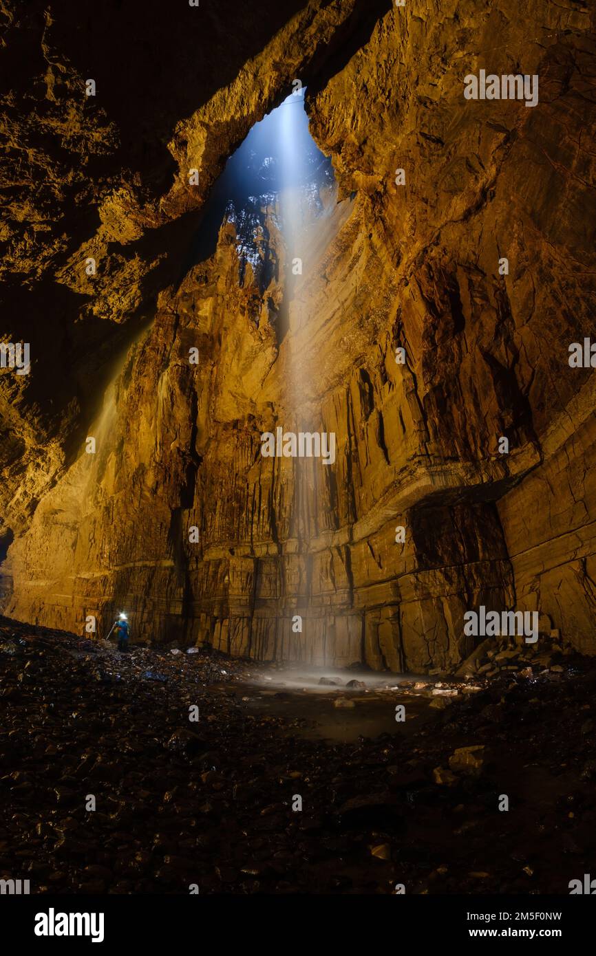 Die Haupthöhle der klaffenden Gill-Höhle bei Ingleborough in North Yorkshire Stockfoto