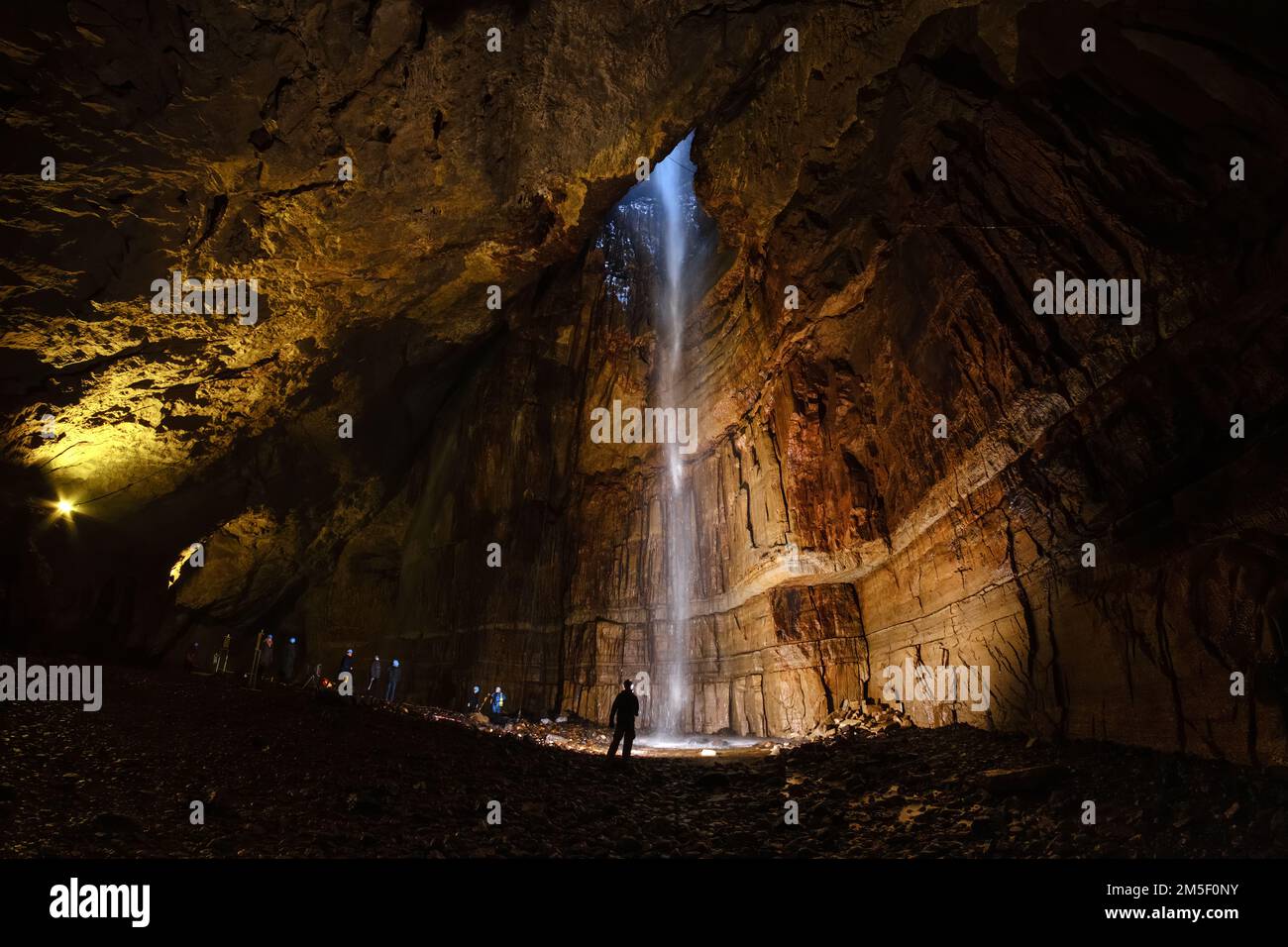 Die Haupthöhle der klaffenden Gill Höhle bei Ingleborough in North Yorkshire während eines der „Winch Days“, die vom Bradford Pothole Club organisiert wurden. Stockfoto