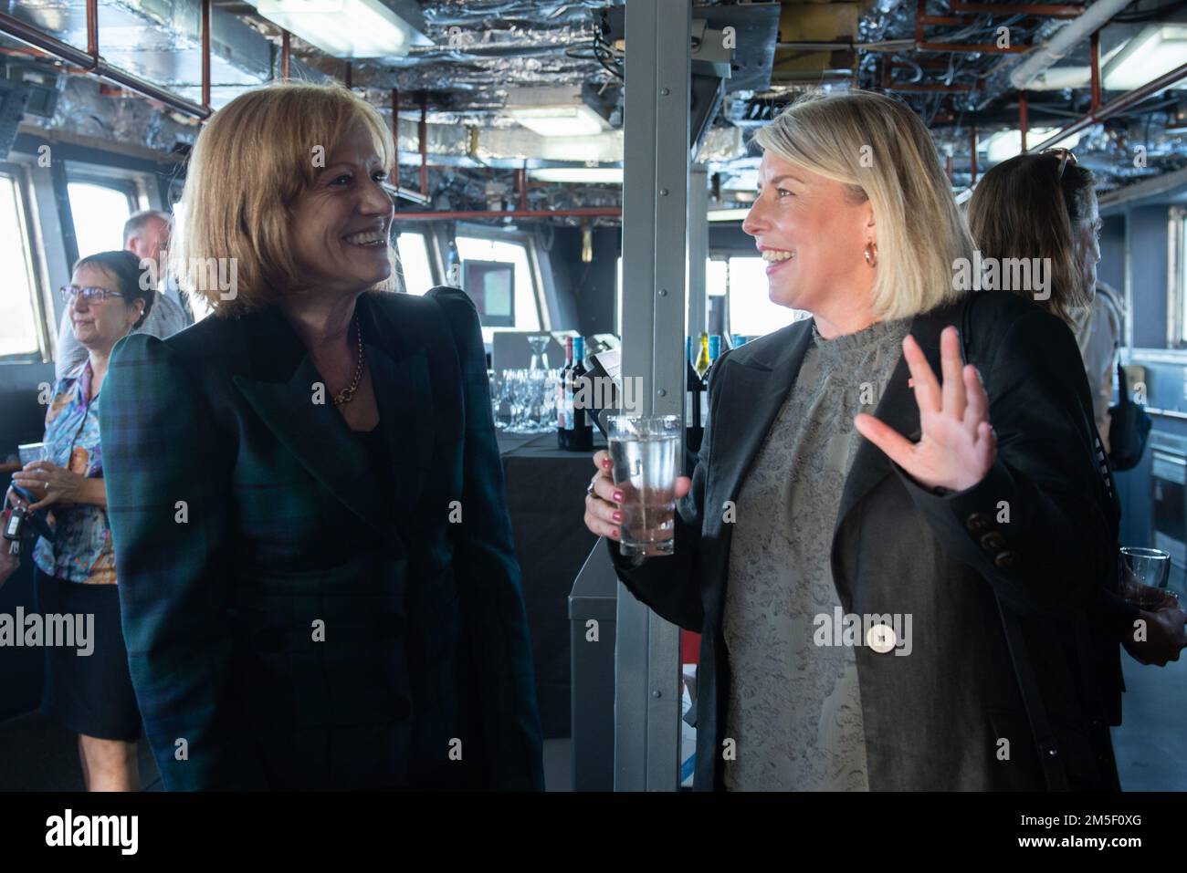 Barbara Baker (links) , Gouverneur von Tasmanien, lacht mit Gabrielle Connellan (rechts), Leiterin der öffentlichen Angelegenheiten der USA Generalkonsul, während eines Empfangs an Bord der USA Coast Guard Cutter Polar Star (WAGB 10), in Hobart, Tasmanien, 9. März 2022. Polar Star hat Polar Star abgeschlossen, Operation Deep Freeze 2022 abgeschlossen und zum ersten Mal seit 2019 nach Hobart gezogen. Stockfoto