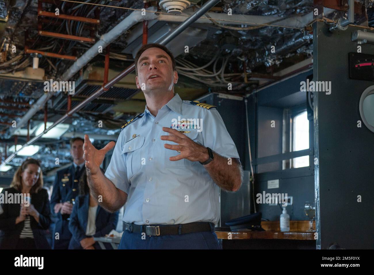 USA Küstenwache Captain William Woityra, befehlshabender US-Offizier Coast Guard Cutter Polar Star (WAGB 10), spricht mit Gästen während eines Empfangs in Hobart, Tasmanien, am 9. März 2022. Polar Star zog zum ersten Mal seit mehreren Jahren nach Hobart, nach mehr als zwei Monaten in der Antarktis, die die Operation Deep Freeze unterstützte. Stockfoto