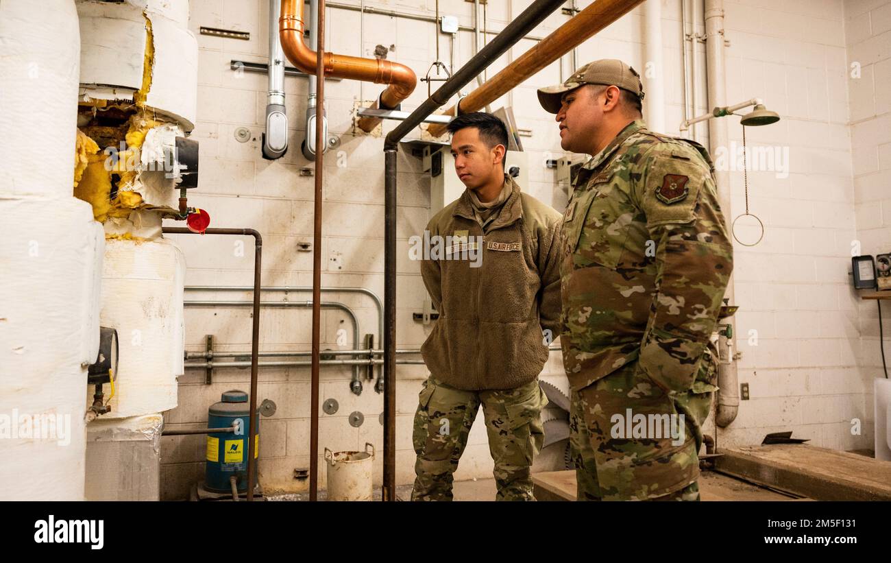 Tech. Sgt. Rodrigo Cavazos, 2. Civil Engineer Squadron Heating, Ventilation and Airconditioning/Coolation Supervisor, und Airman 1. Class Jan Detoyato, HVAC/R Apprentice, besprechen den Wartungsprozess eines neuen Kühlers, der am 9. März 2022 im Air Force Global Strike Command Headquarters installiert wurde. HLK/R-Spezialist Airmen ist für die Verwaltung der mechanischen Systeme verantwortlich, die die Temperatur für die Innenausstattung des Gebäudes steuern. Stockfoto