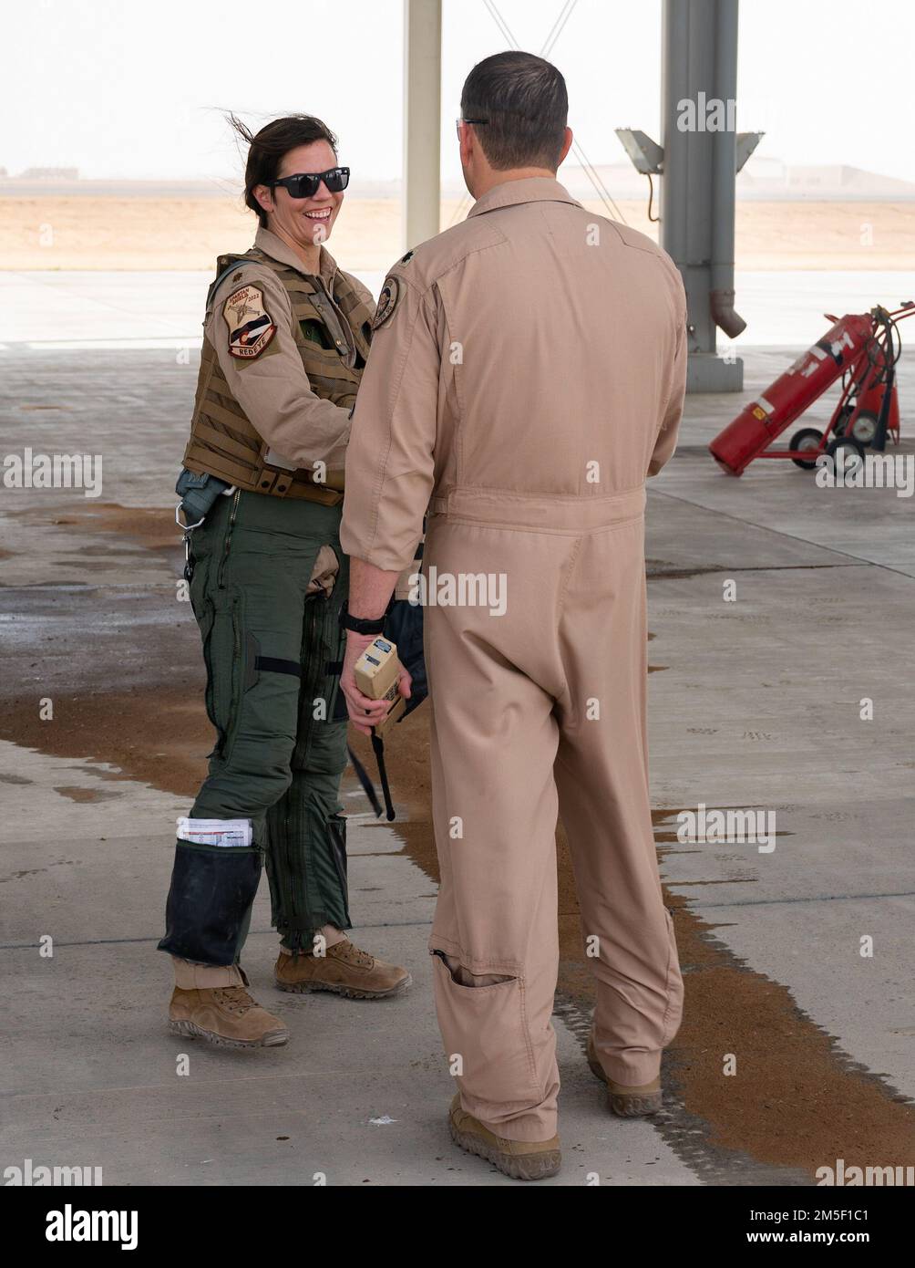 Zwei US-Dollar Air Force F-16 Fighting Falcon Piloten sprechen am 9. März 2022 auf der Fluglinie des King Faisal Air Base, Saudi-Arabien, zur Unterstützung der Operation Agile Spartan II. OAS II konzentriert sich auf operative Tests und Bewertungen der Kompetenzen von Agile Combat Employment, die von der Neunten Luftwaffe (Air Forces Central), Individual Air Expeditionary Wings, Schwesterservices und unseren Partnerländern im Rahmen mehrerer theaterweiter Veranstaltungen entwickelt wurden. Stockfoto