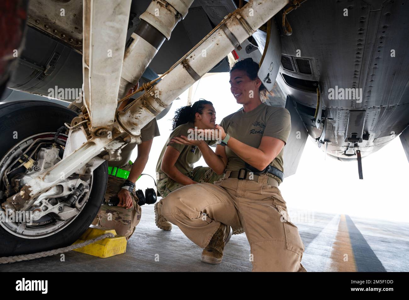 USA Flugzeuge führen nach dem Flug Kontrollen in den USA durch Air Force F-16 Fighting Falcon am King Faisal Air Base, Saudi-Arabien, zur Unterstützung der Operation Agile Spartan II. März 9, 2022. Die Operationalisierung von Agile Combat Employment-Konzepten ermöglicht die Flexibilität, von jedem Standort aus zu arbeiten, was die strategische Abschreckungsfähigkeit und Widerstandsfähigkeit erhöht. Stockfoto