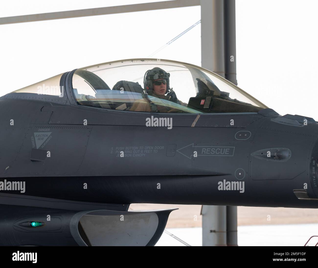EIN US-AMERIKANISCHER Der Air Force F-16 Fighting Falcon Pilot, der der 120. Expeditionstruppe zugeteilt ist, bereitet sich auf eine Mission am King Faisal Air Base, Saudi-Arabien, zur Unterstützung der Operation Agile Spartan II vor. 9. März 2022. Die Operationalisierung von Agile Combat Employment-Konzepten ermöglicht die Flexibilität, von jedem Standort aus zu arbeiten, was die strategische Abschreckungsfähigkeit und Widerstandsfähigkeit erhöht. Stockfoto