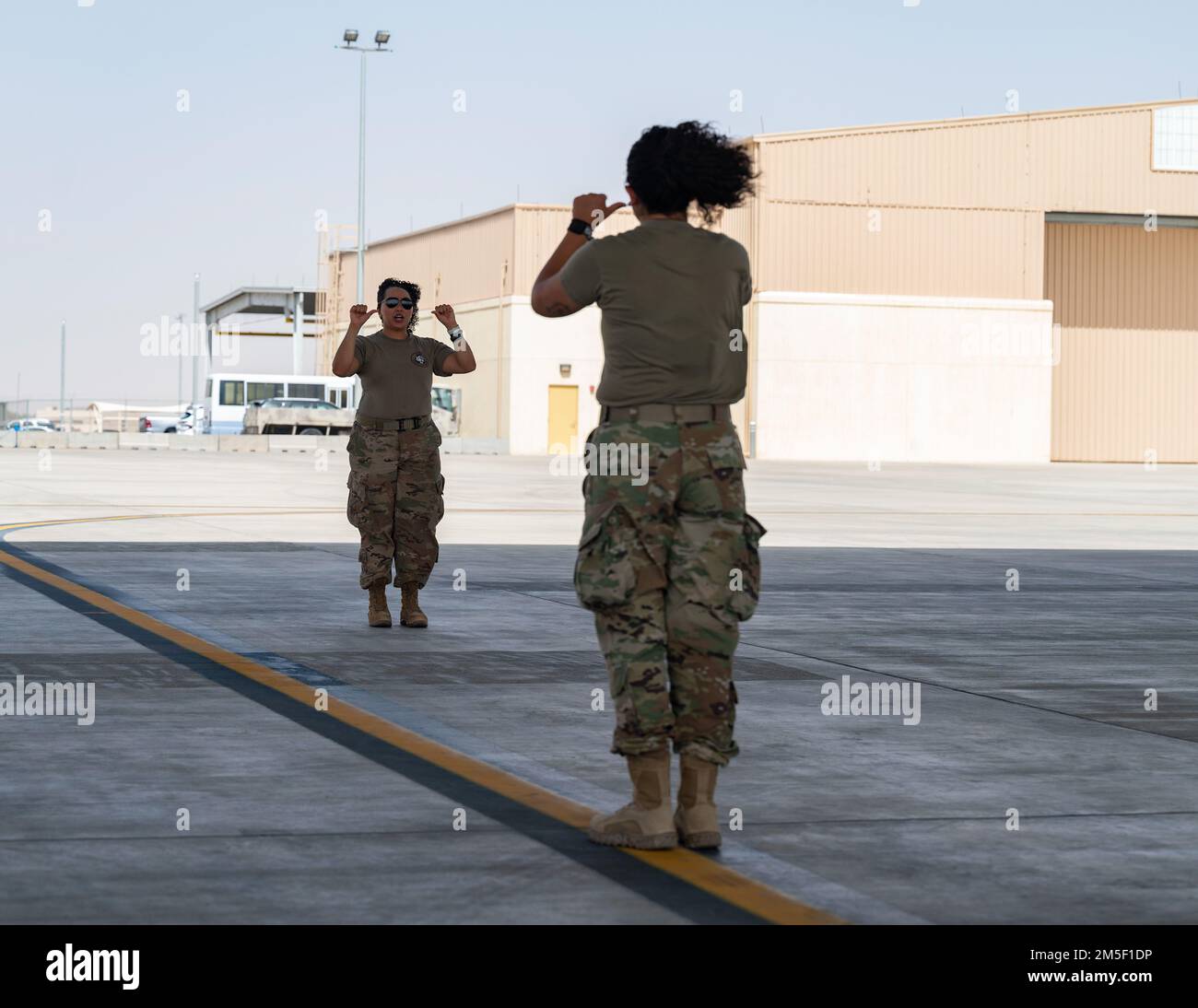 USA Die Luftwaffe üben Marshal-Handmanöver am King Faisal Air Base, Saudi-Arabien, zur Unterstützung der Operation Agile Spartan II. Vom 9. März 2022. OAS II konzentriert sich auf operative Tests und Bewertungen von Kompetenzen im Bereich Agile Combat Employment, die vom Hauptsitz der Neunten Luftwaffe (Air Forces Central), den einzelnen Air Expeditionary Wings, den Schwesterdiensten und unseren Partnerländern im Rahmen mehrerer theaterweiter Veranstaltungen entwickelt wurden. Stockfoto