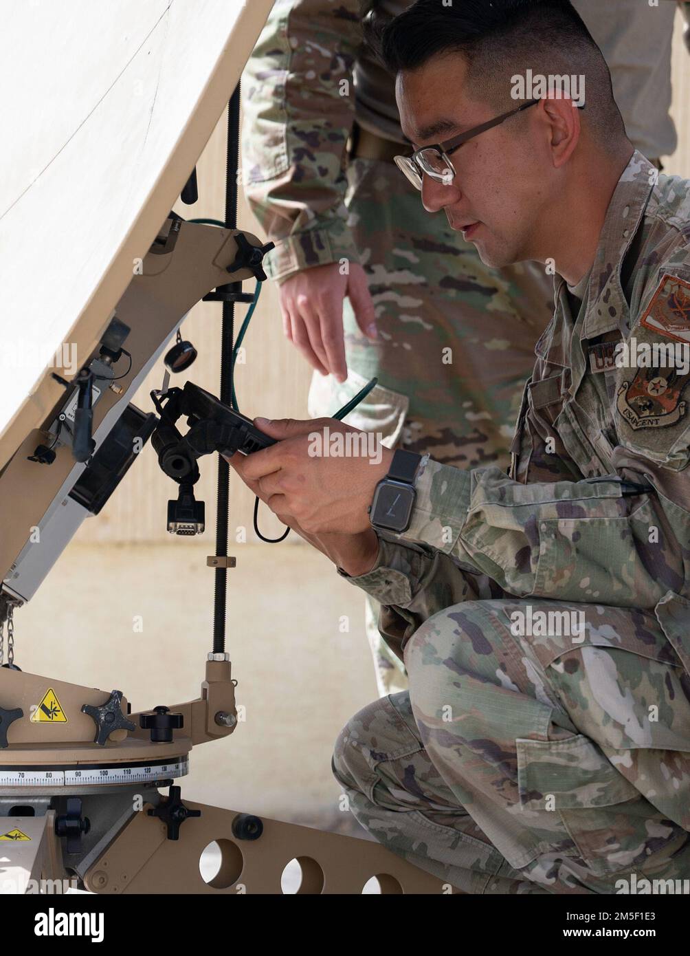 USA Air Force Senior Airman Joshua Bryan, 378. Expeditionary Communications Squadron Radio Frequency Technician, richtete einen Kommunikationssatelliten auf dem King Faisal Air Base, Saudi-Arabien, ein, um die Operation Agile Spartan II. Vom 9. März 2022 zu unterstützen. Die Operationalisierung von Agile Combat Employment-Konzepten ermöglicht die Flexibilität, von jedem Standort aus zu arbeiten, was die strategische Abschreckungsfähigkeit und Widerstandsfähigkeit erhöht. Stockfoto